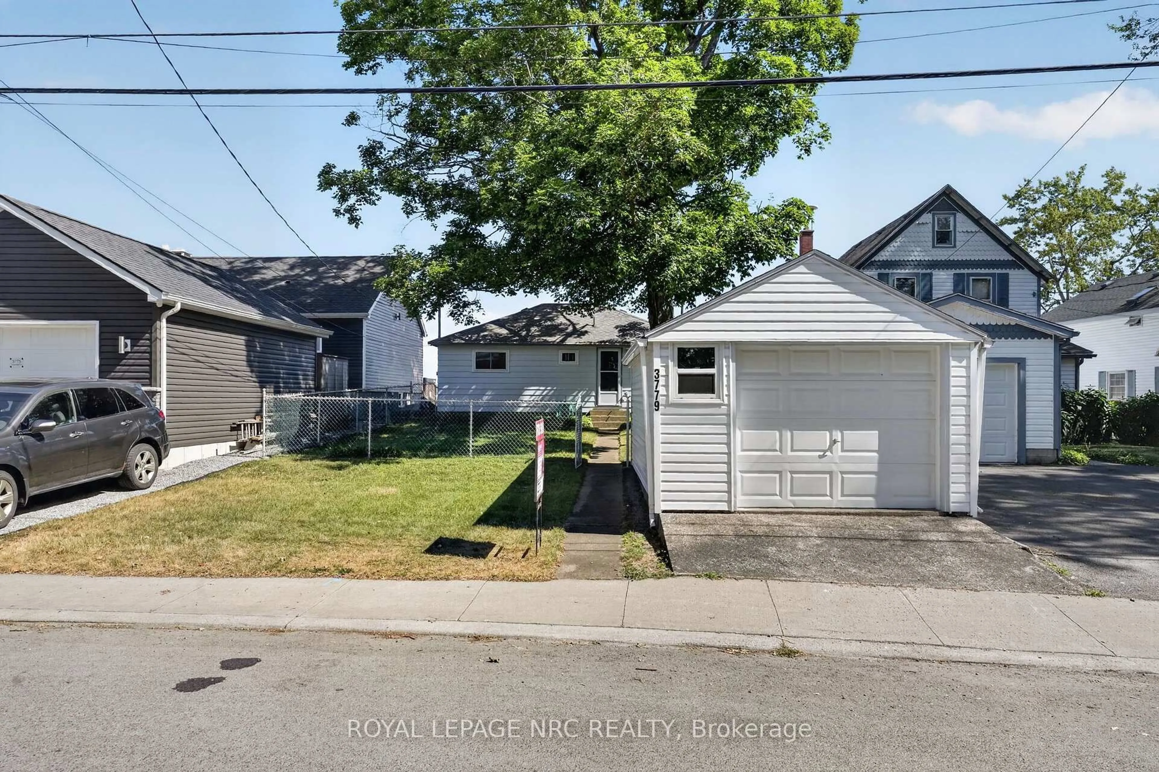 A pic from outside/outdoor area/front of a property/back of a property/a pic from drone, street for 3779 Crystal Beach Dr, Fort Erie Ontario L0S 1B0