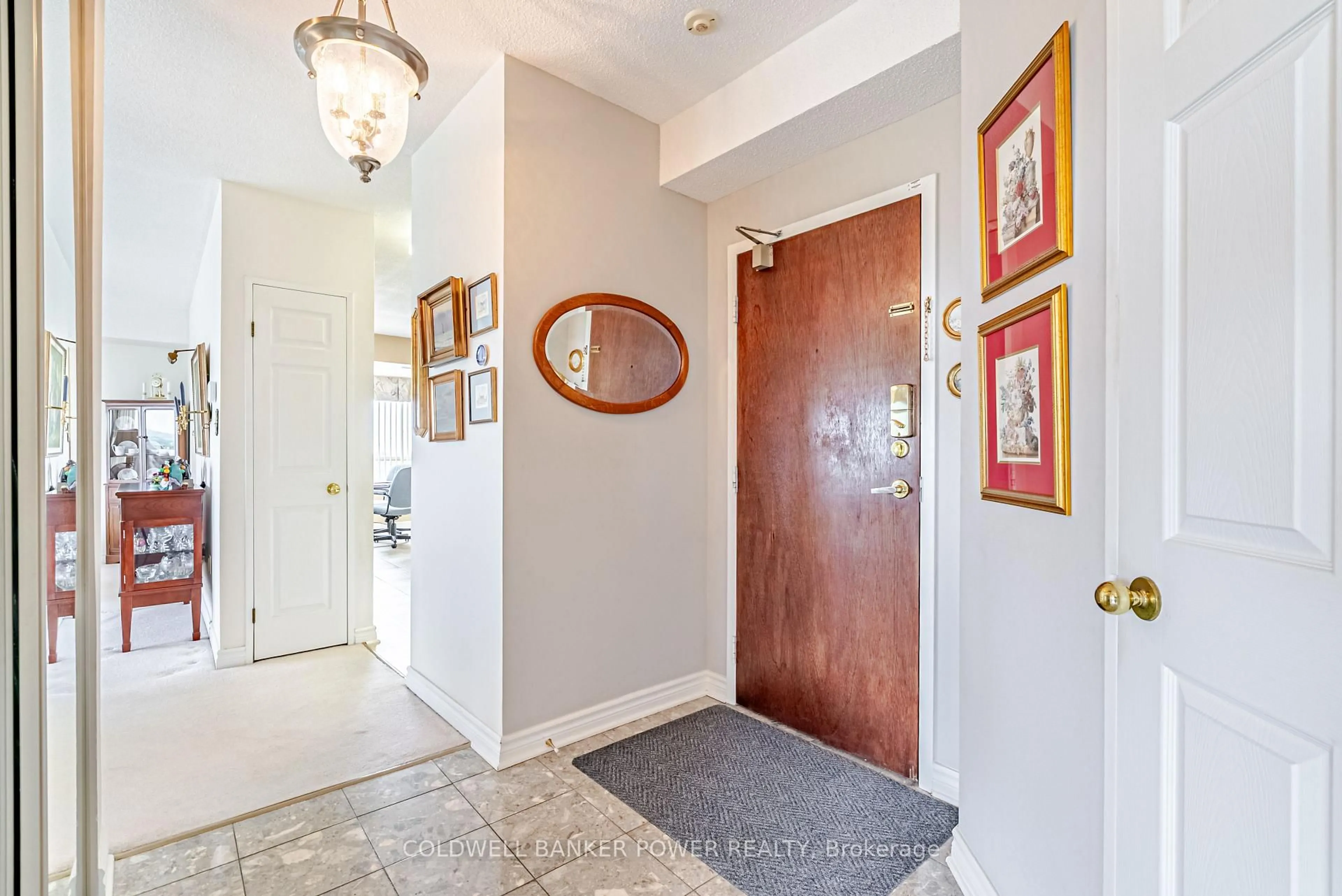 Indoor entryway for 744 Wonderland Rd #1006, London South Ontario N6K 4K3