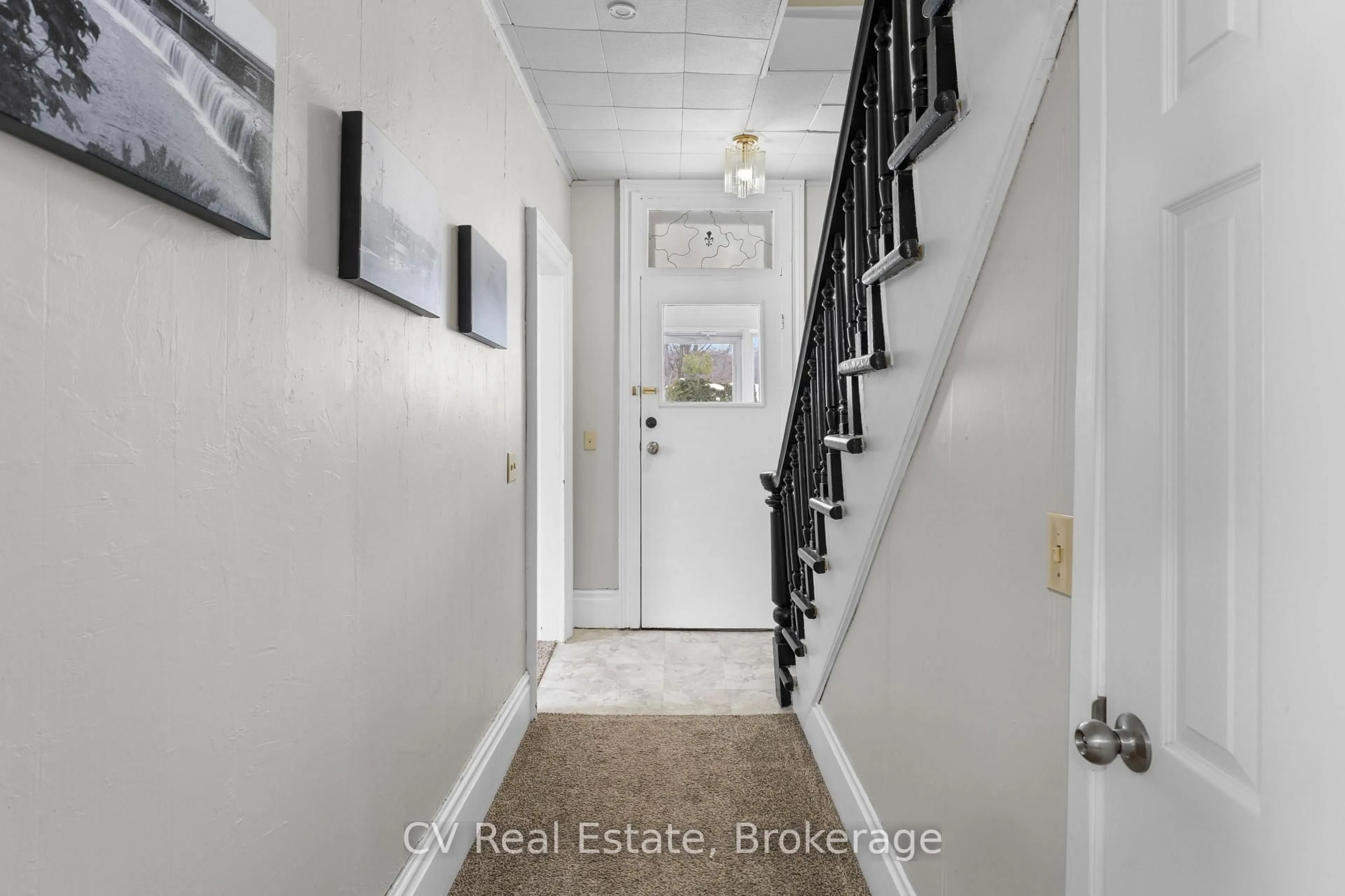 Indoor entryway for 33 John St, Kawartha Lakes Ontario K0M 1N0