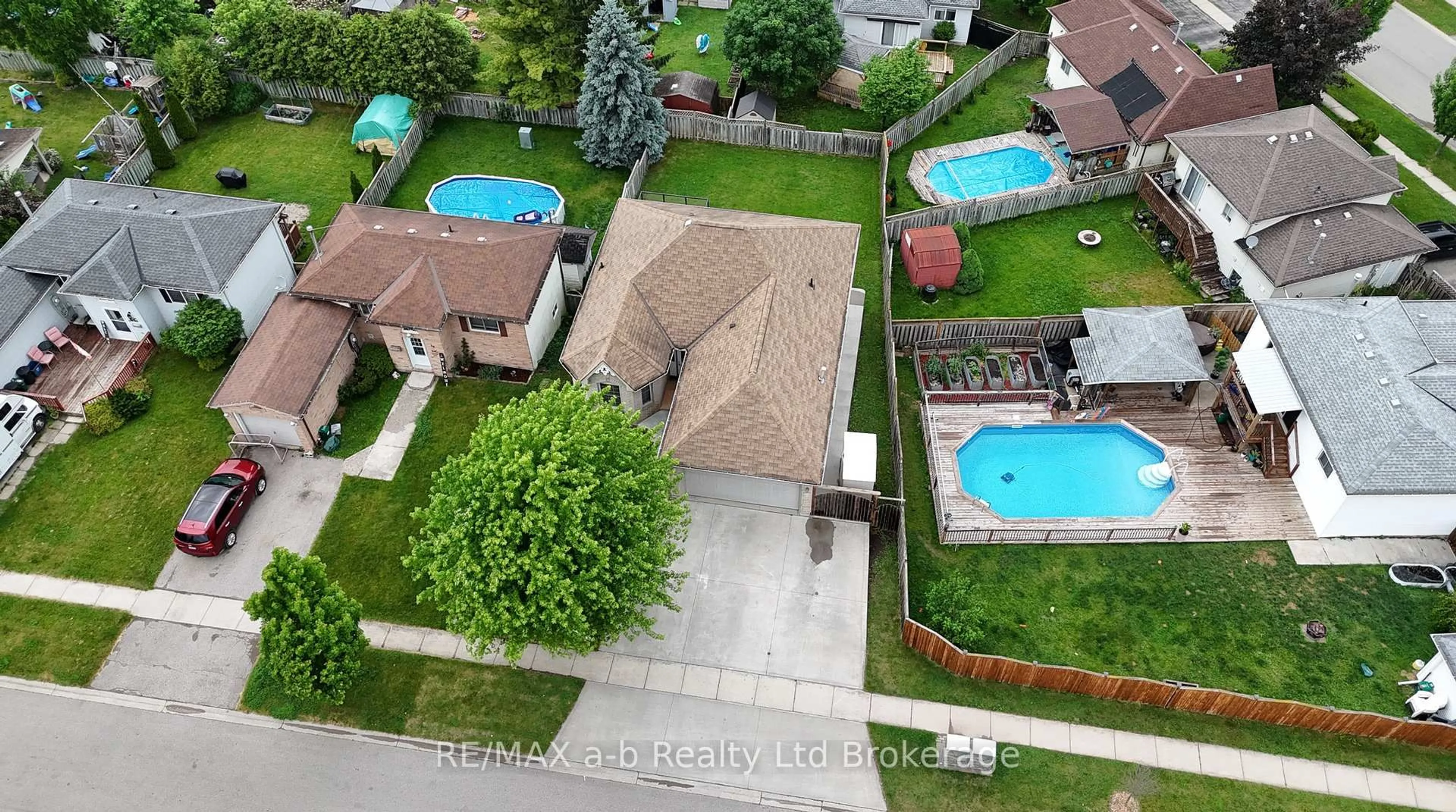 A pic from outside/outdoor area/front of a property/back of a property/a pic from drone, street for 54 PEBBLE BEACH Crt, Woodstock Ontario N4S 8X2