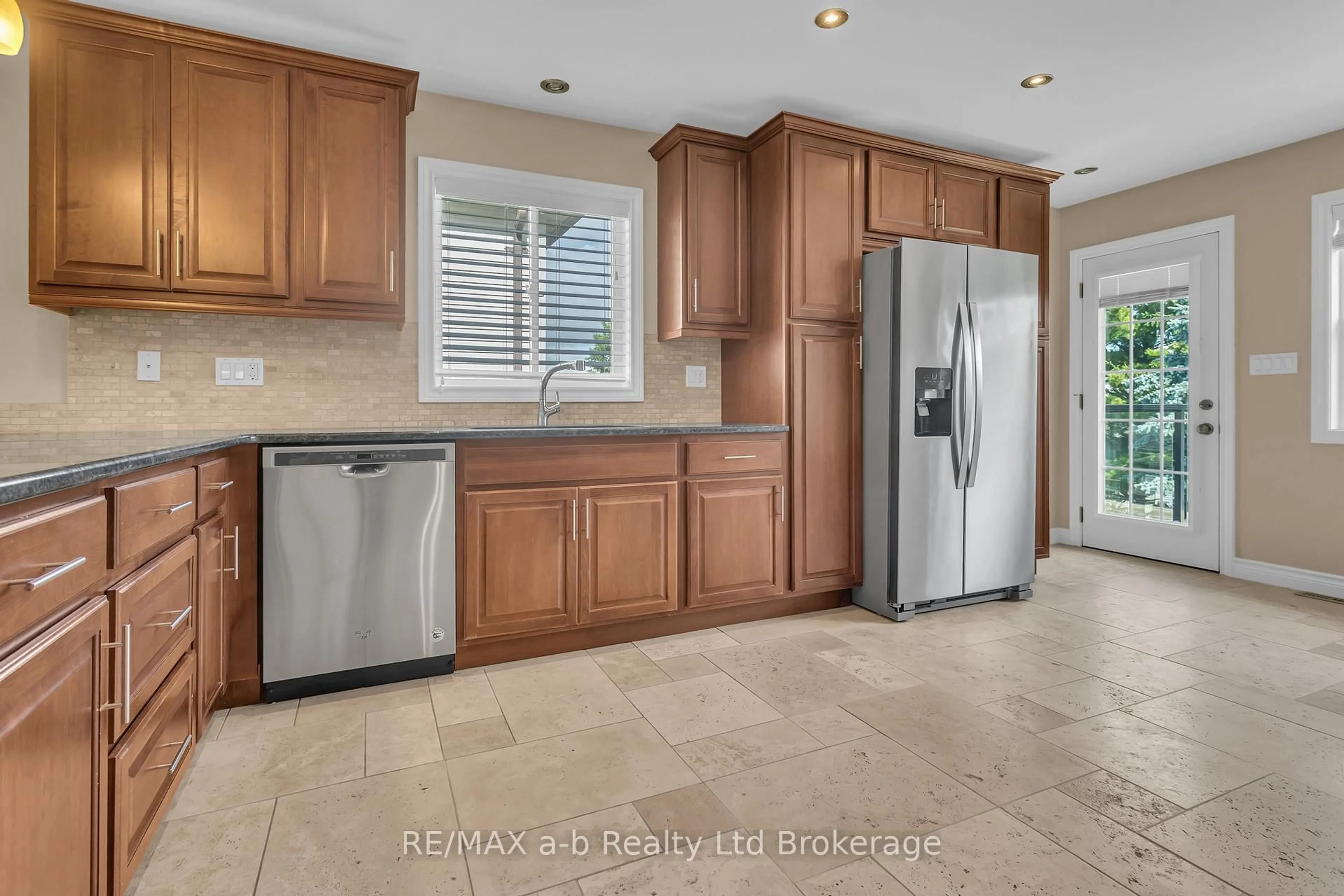 Open concept kitchen, ceramic/tile floor for 54 PEBBLE BEACH Crt, Woodstock Ontario N4S 8X2