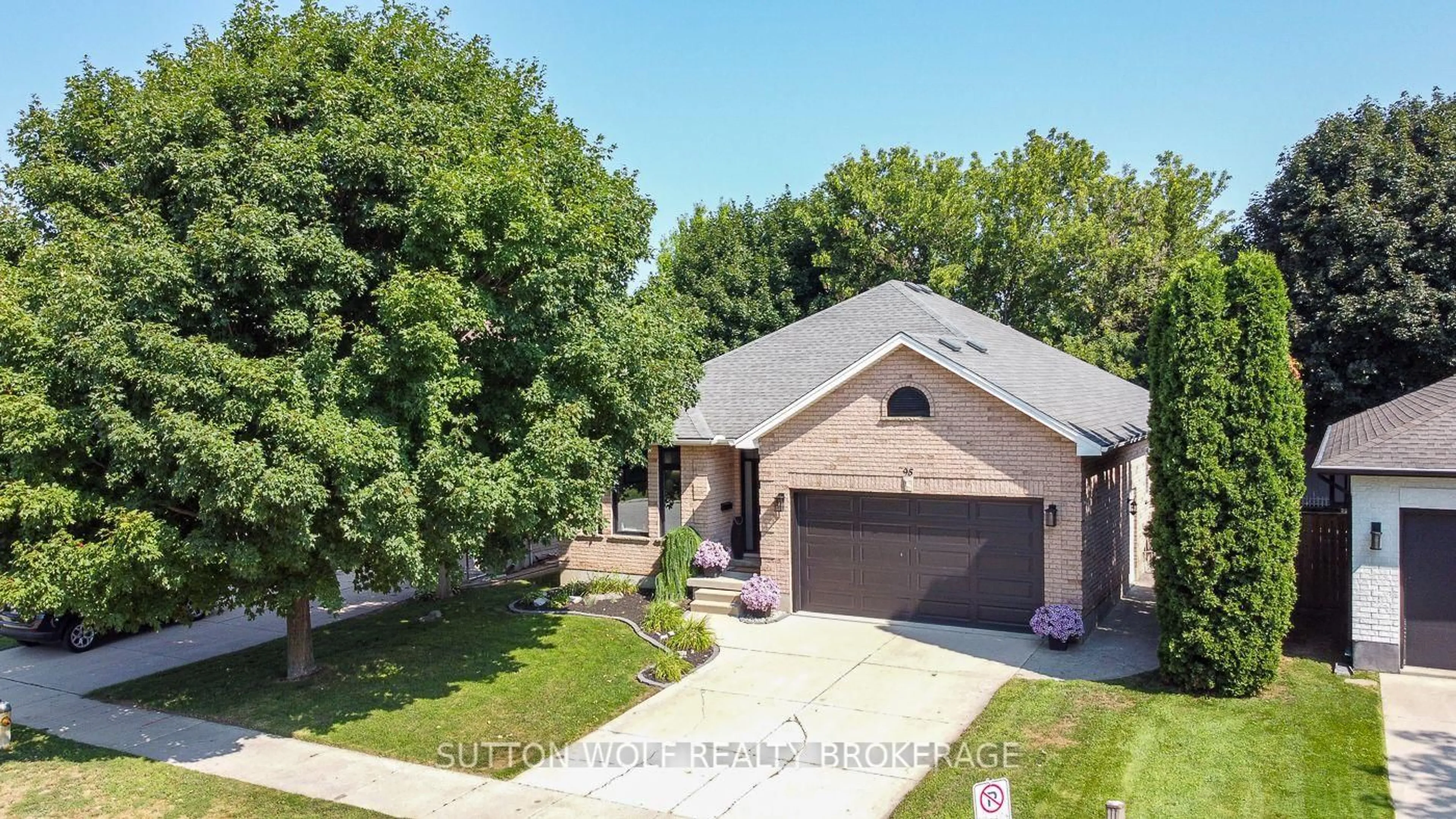 A pic from outside/outdoor area/front of a property/back of a property/a pic from drone, street for 95 Middlesex Dr, Strathroy-Caradoc Ontario N7G 4G5