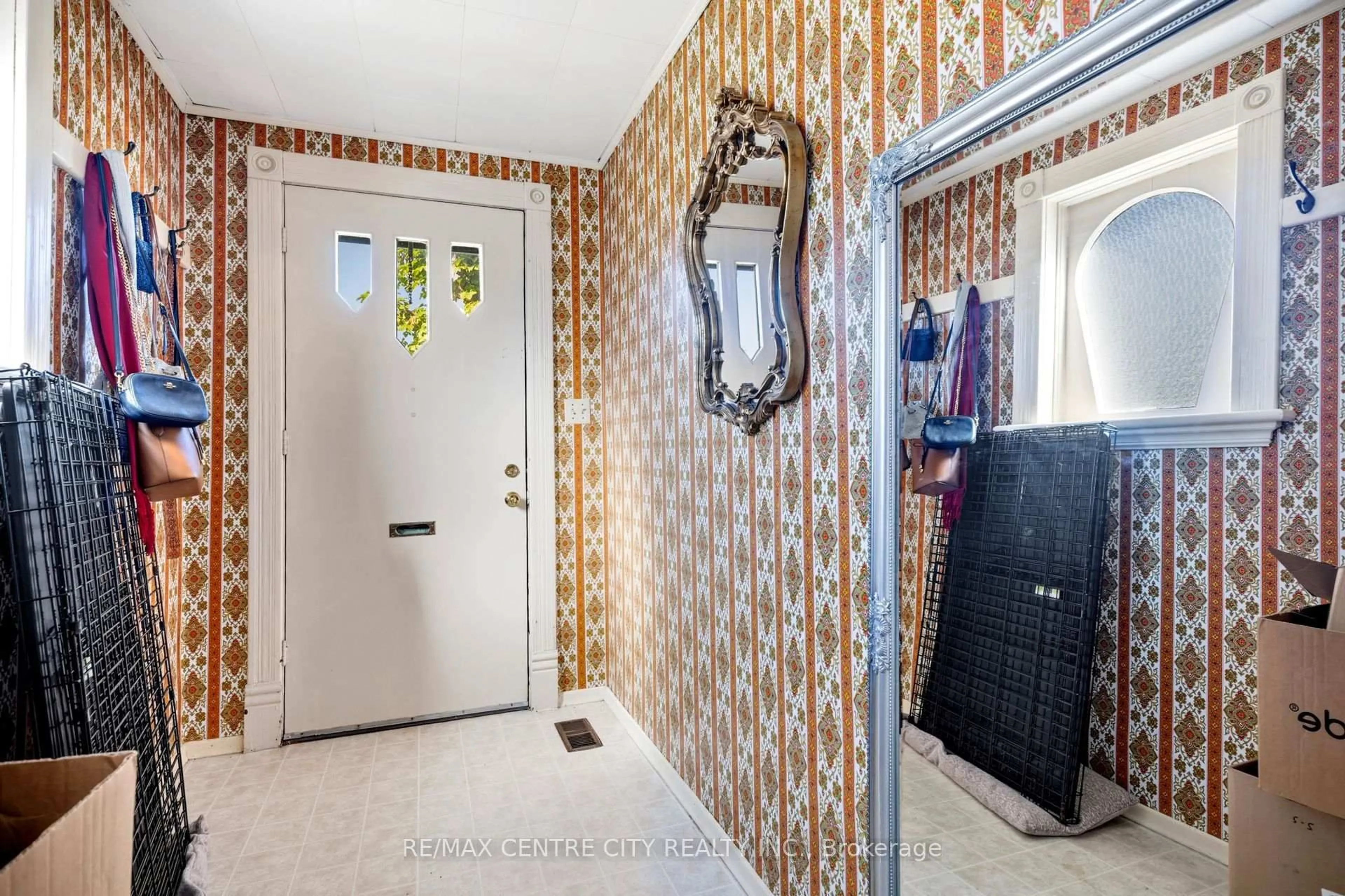 Indoor entryway for 64 Linwood St, London East Ontario N5Y 1W2