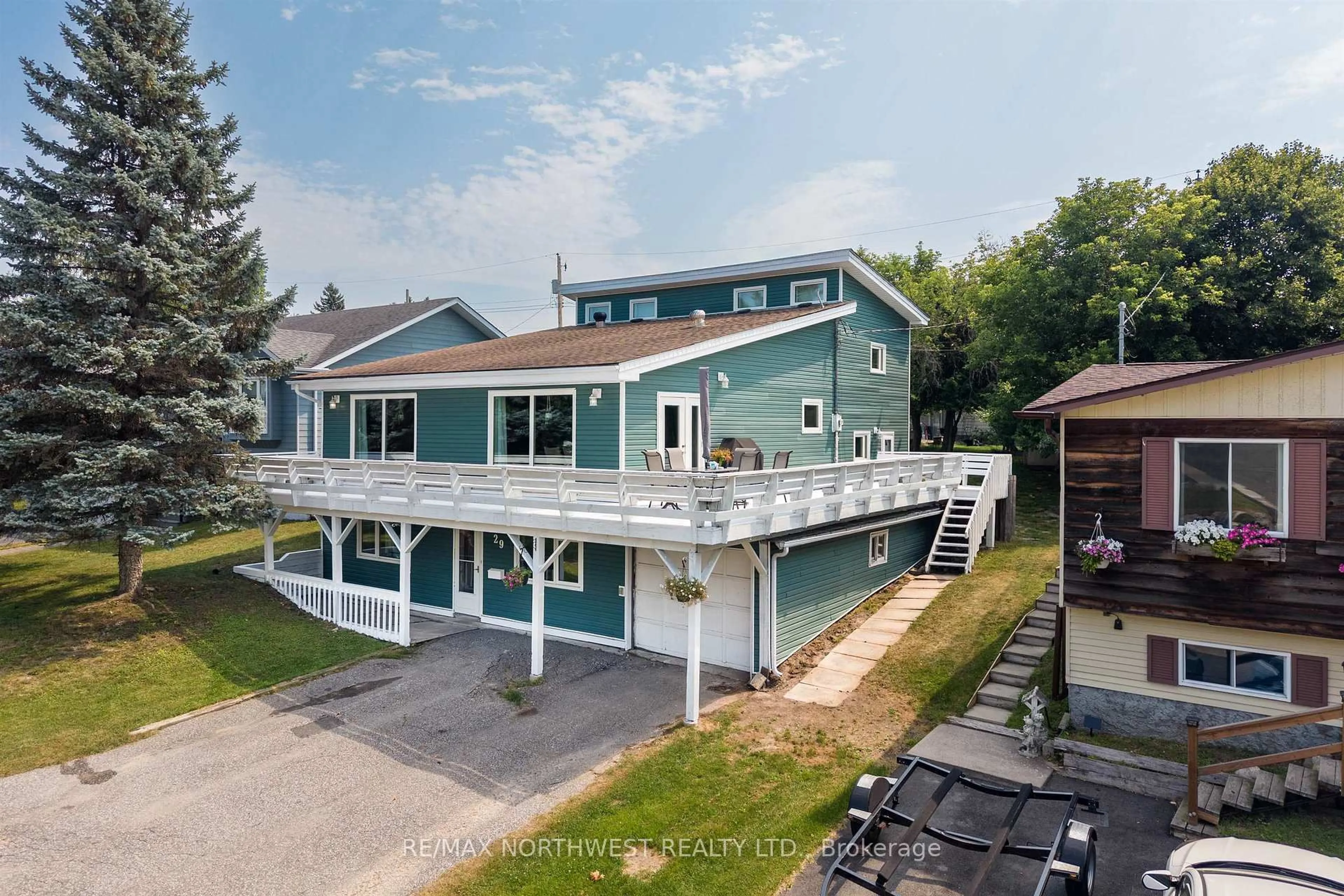 A pic from outside/outdoor area/front of a property/back of a property/a pic from drone, unknown for 29 Amethyst St, Kenora Ontario P9N 4C2