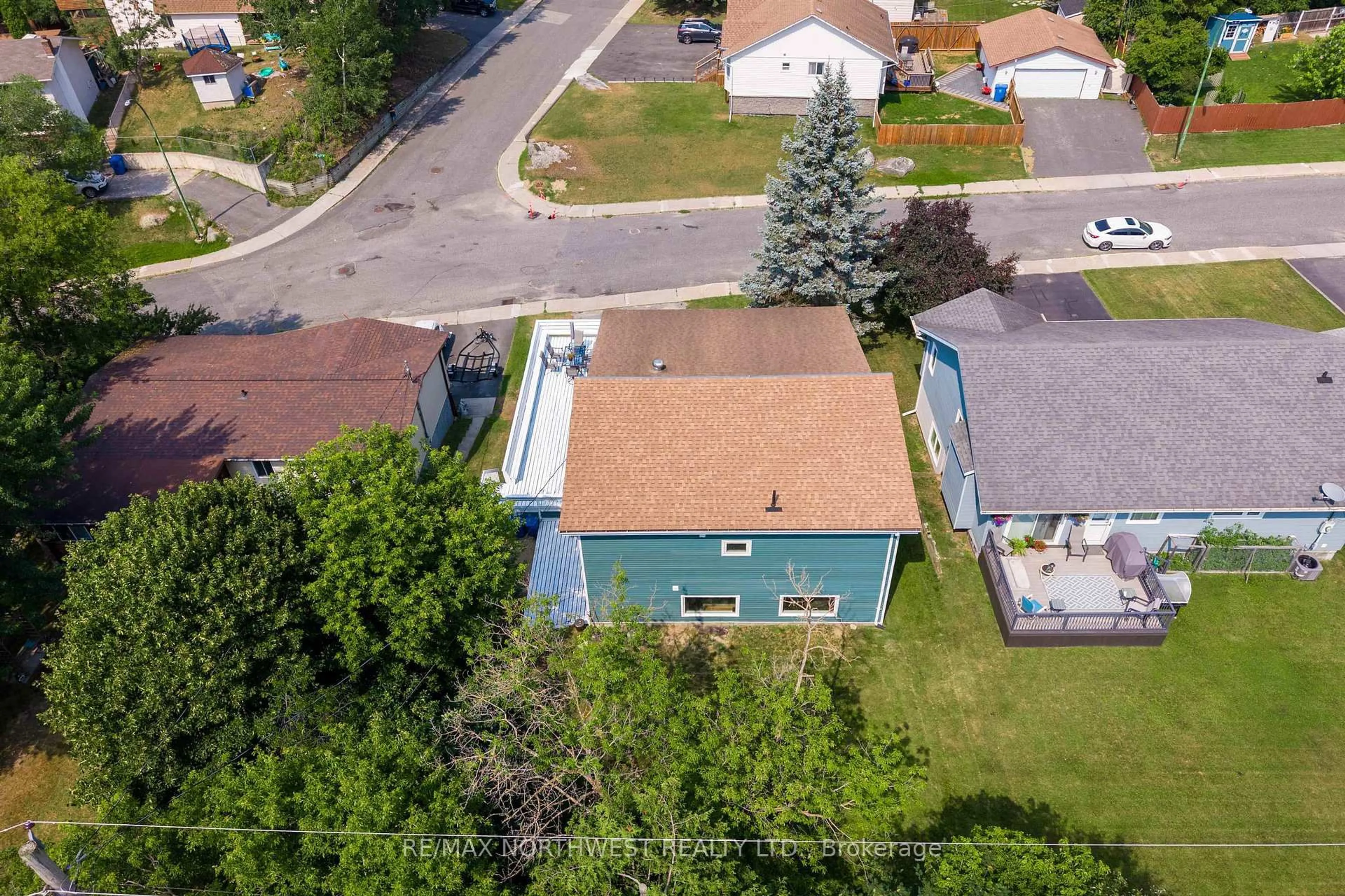 A pic from outside/outdoor area/front of a property/back of a property/a pic from drone, street for 29 Amethyst St, Kenora Ontario P9N 4C2