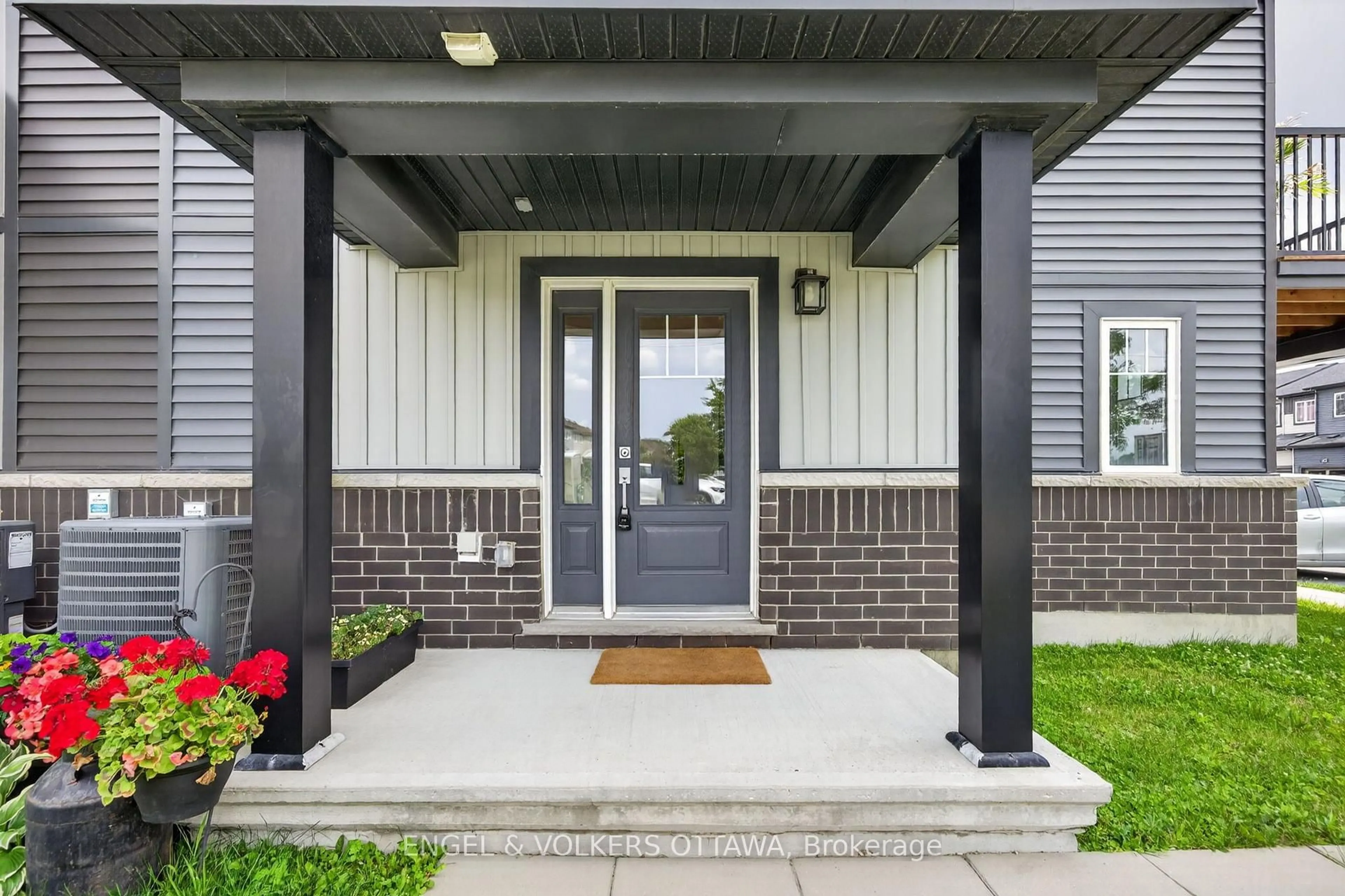 Indoor entryway for 547 Clemency Cres, Ottawa Ontario K2J 6R7