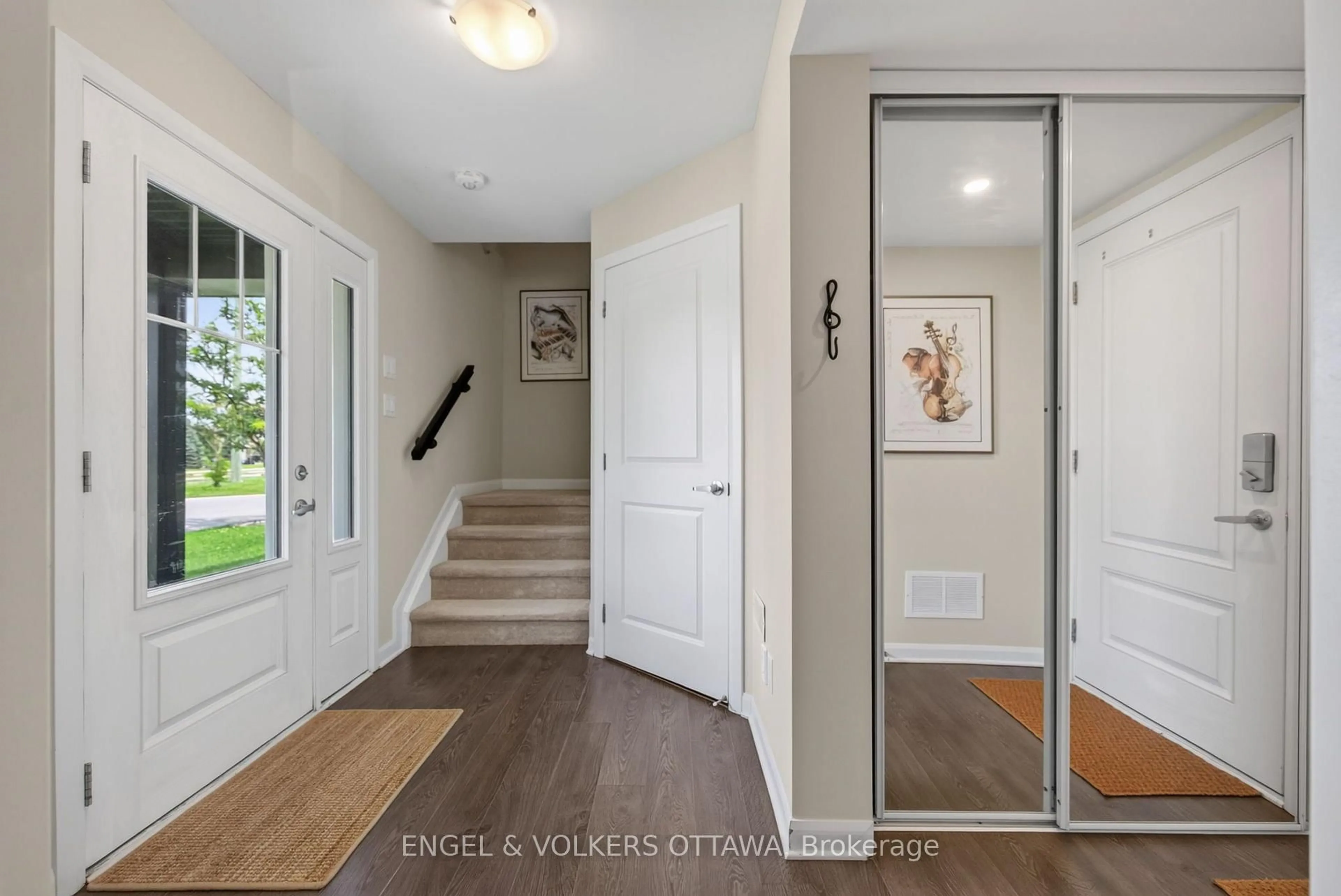 Indoor entryway for 547 Clemency Cres, Ottawa Ontario K2J 6R7