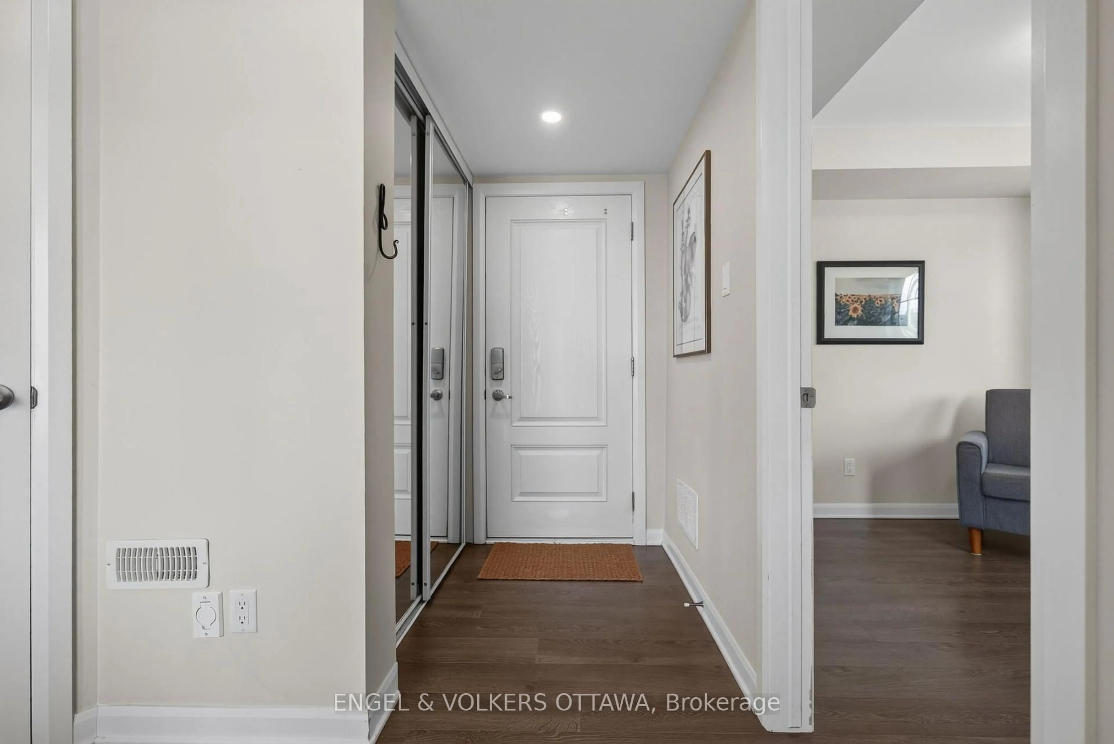 Indoor entryway for 547 Clemency Cres, Ottawa Ontario K2J 6R7