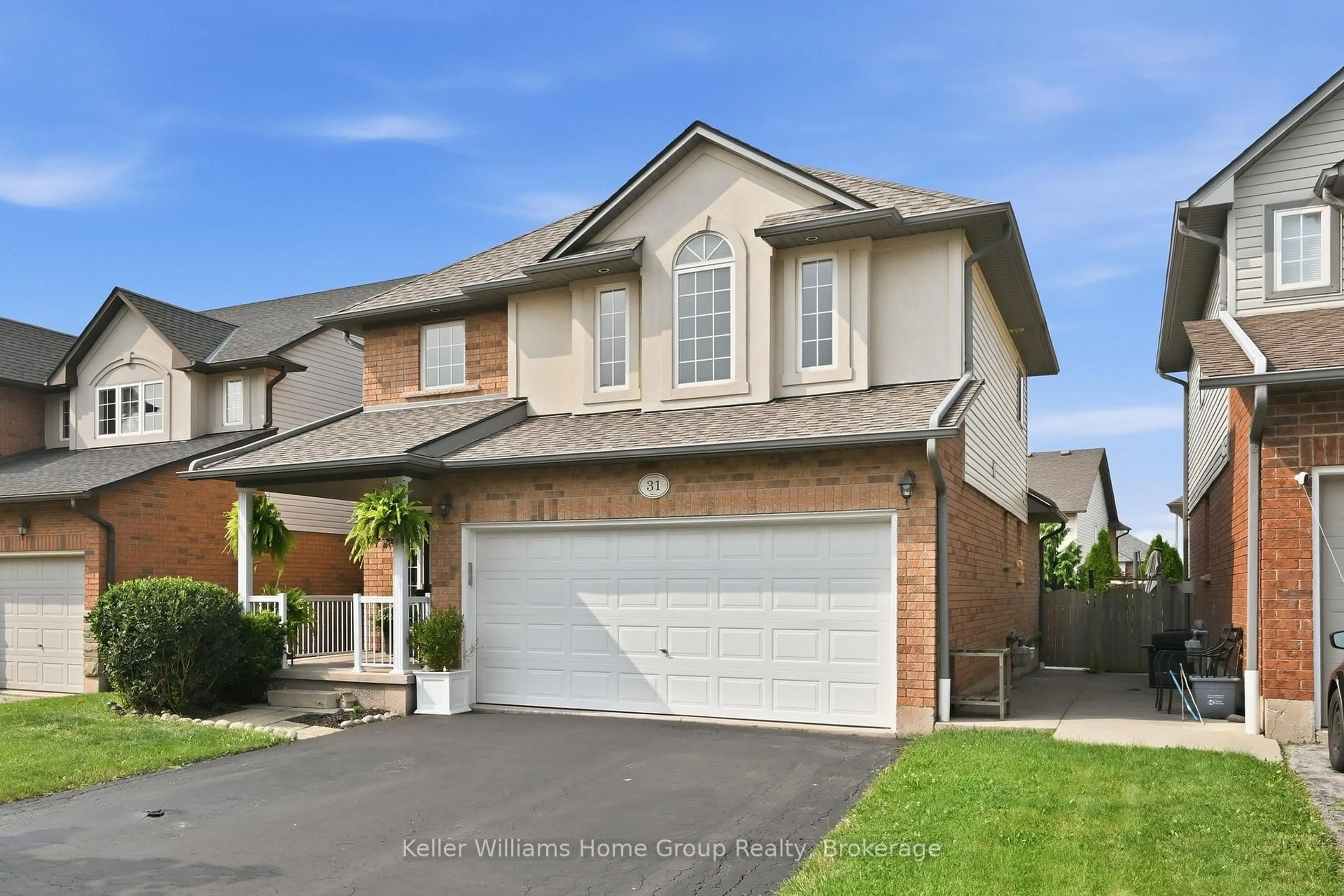 Home with vinyl exterior material, street for 31 Vinifera Dr, Grimsby Ontario L3M 5R8