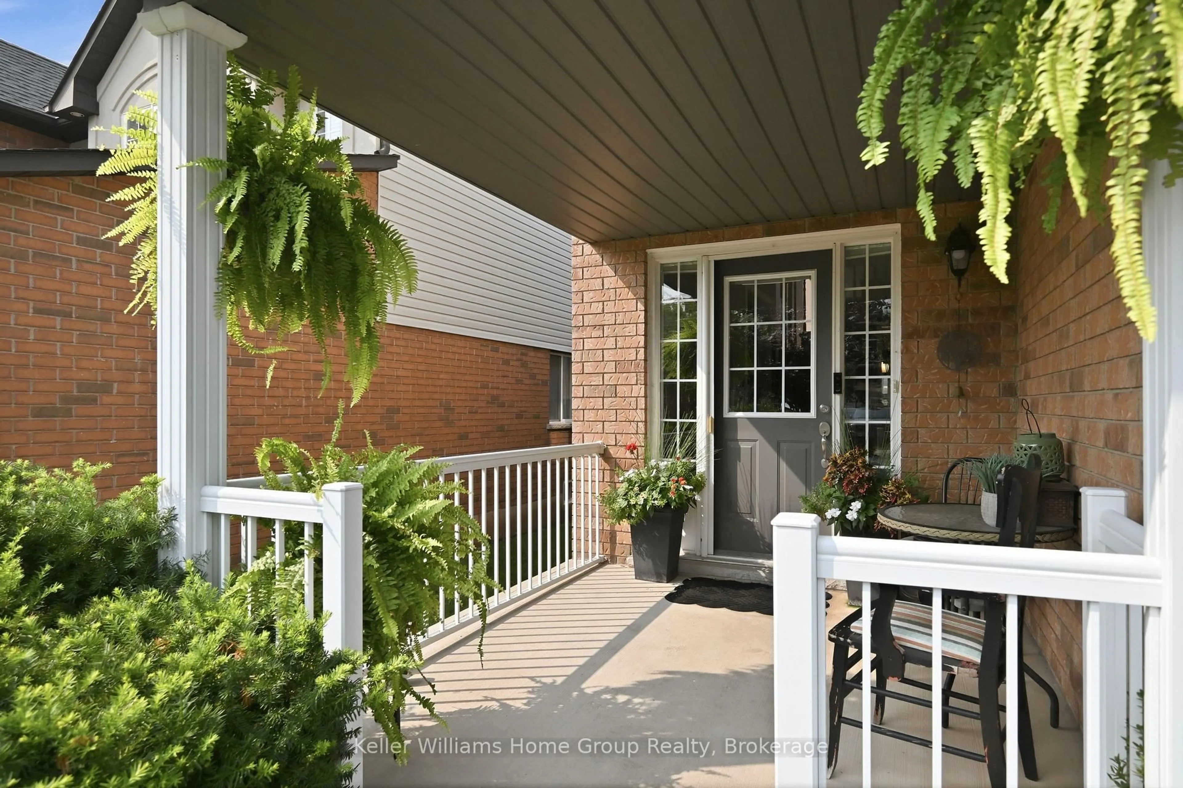 Patio, street for 31 Vinifera Dr, Grimsby Ontario L3M 5R8
