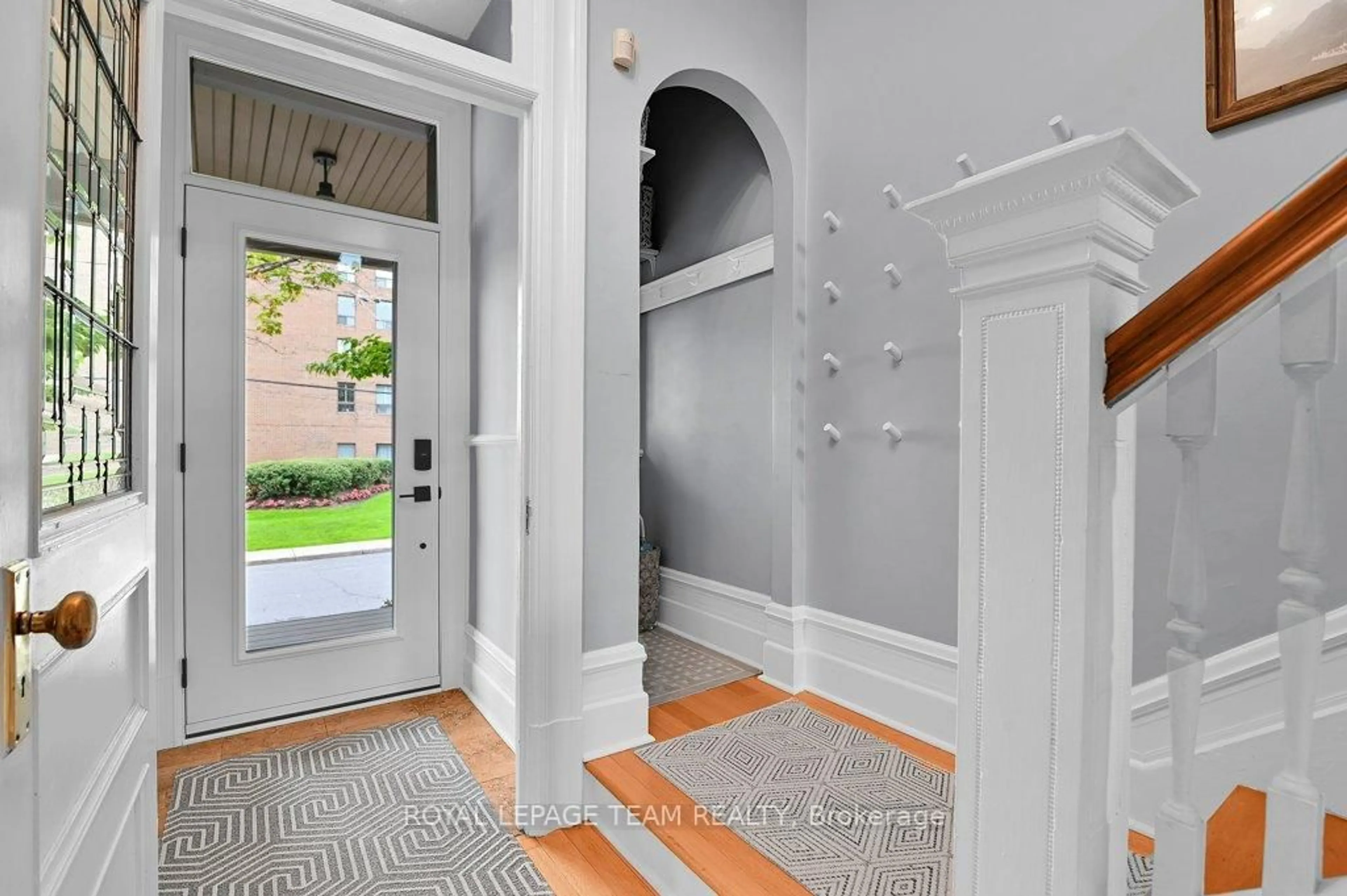 Indoor entryway for 7 Third Ave, Ottawa Ontario K1S 2J5