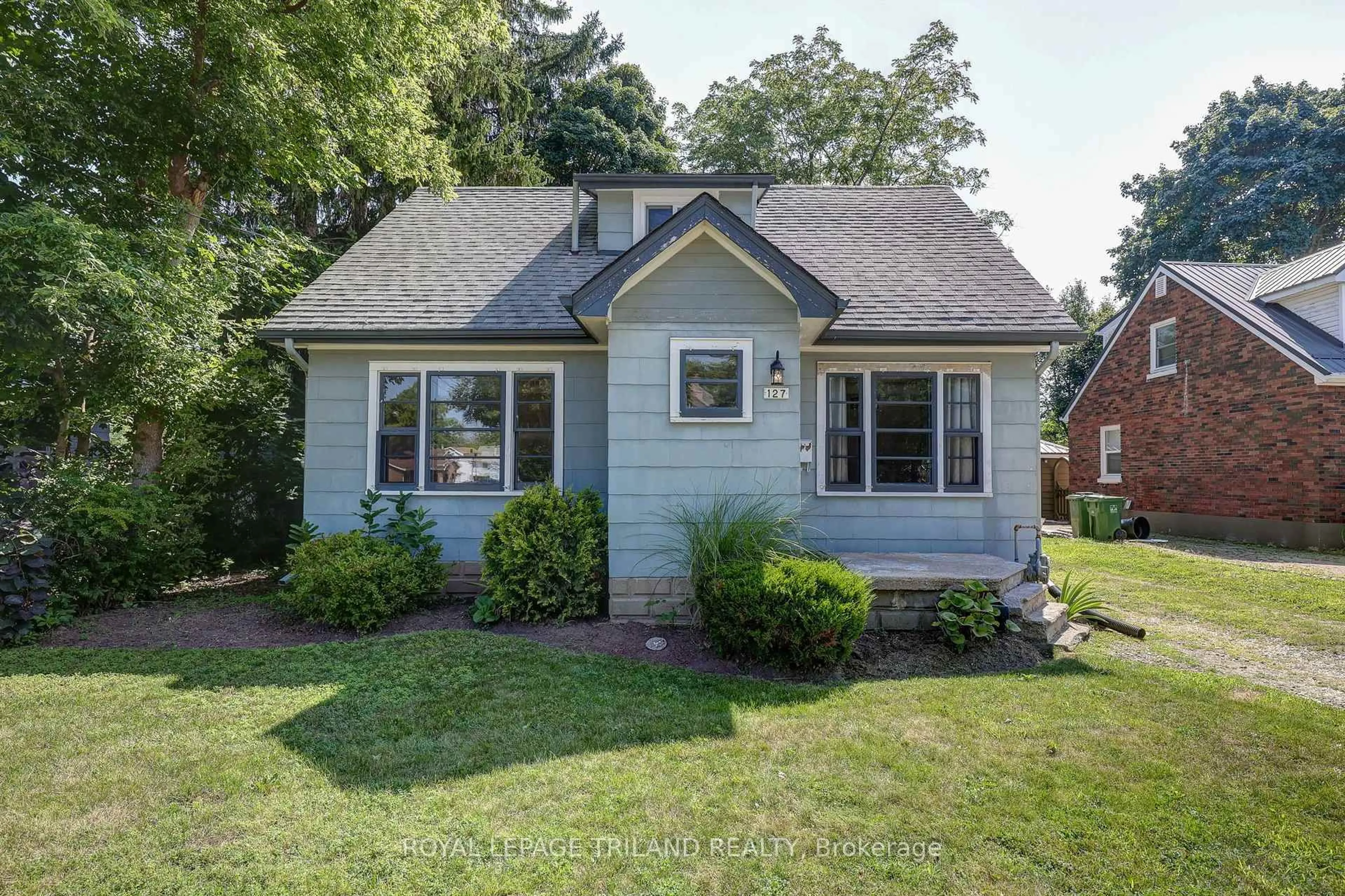 Home with vinyl exterior material, street for 127 Hughes St, St. Thomas Ontario N5P 2Z3
