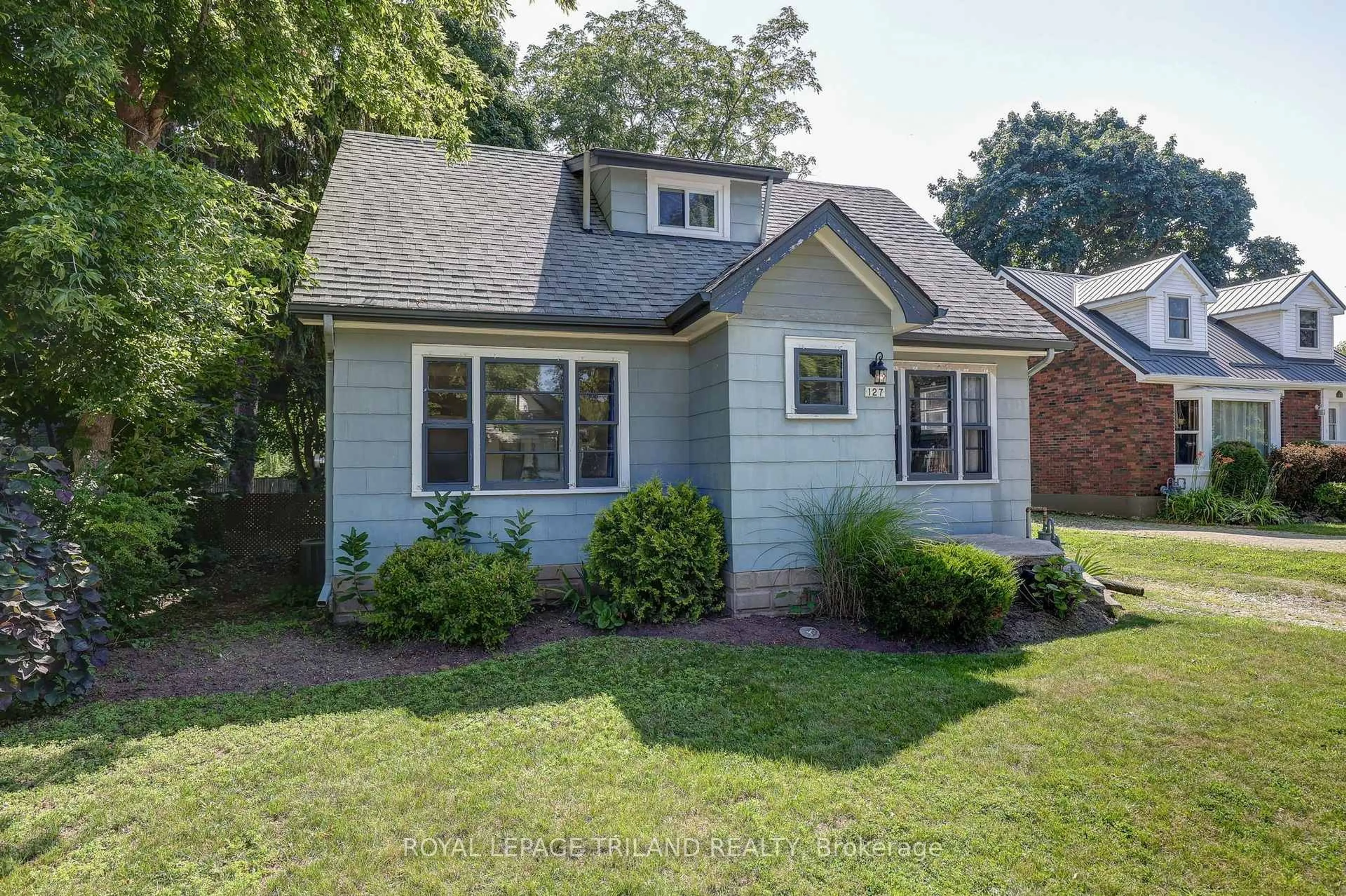 Home with vinyl exterior material, street for 127 Hughes St, St. Thomas Ontario N5P 2Z3