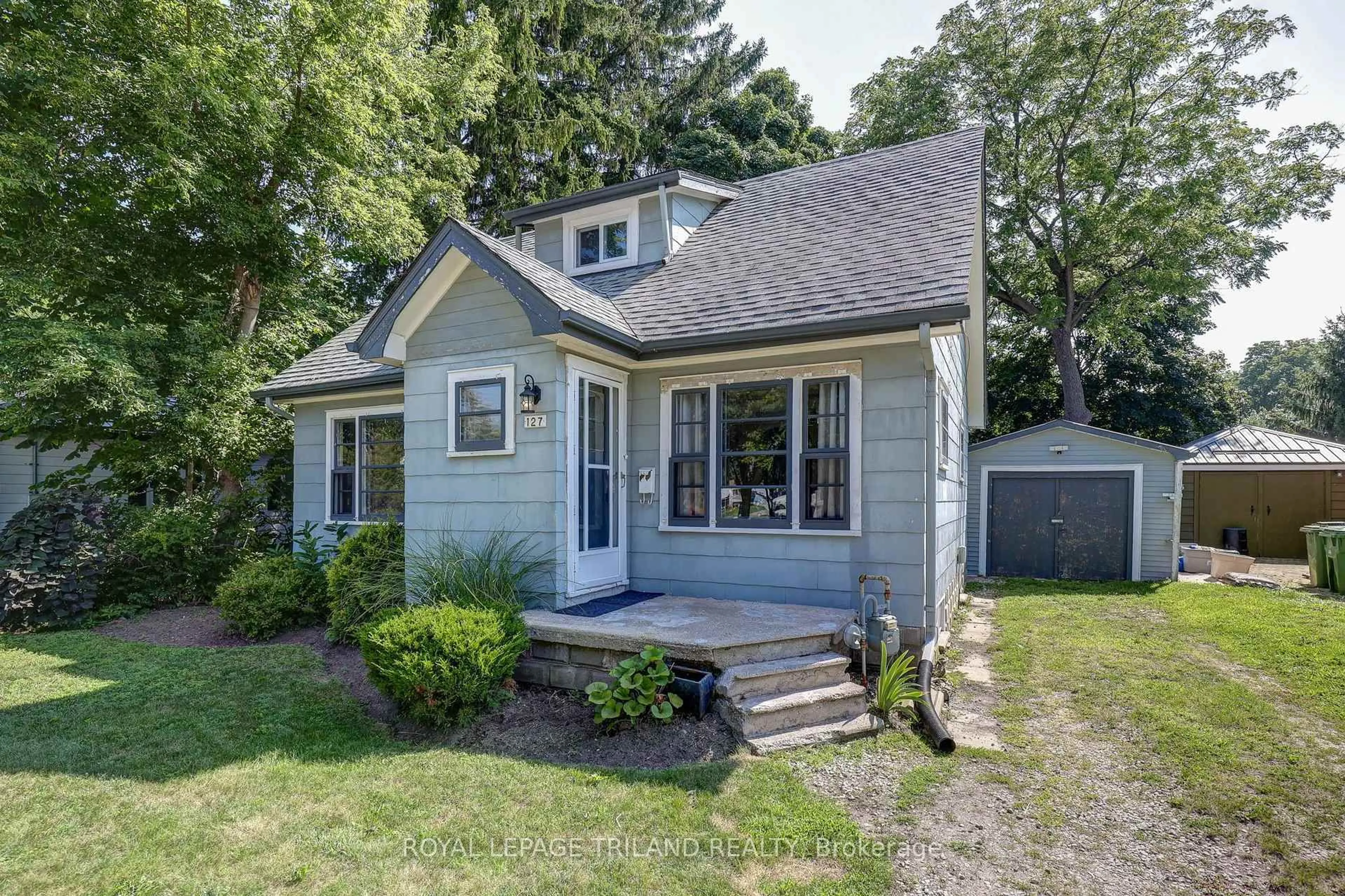 Home with vinyl exterior material, street for 127 Hughes St, St. Thomas Ontario N5P 2Z3