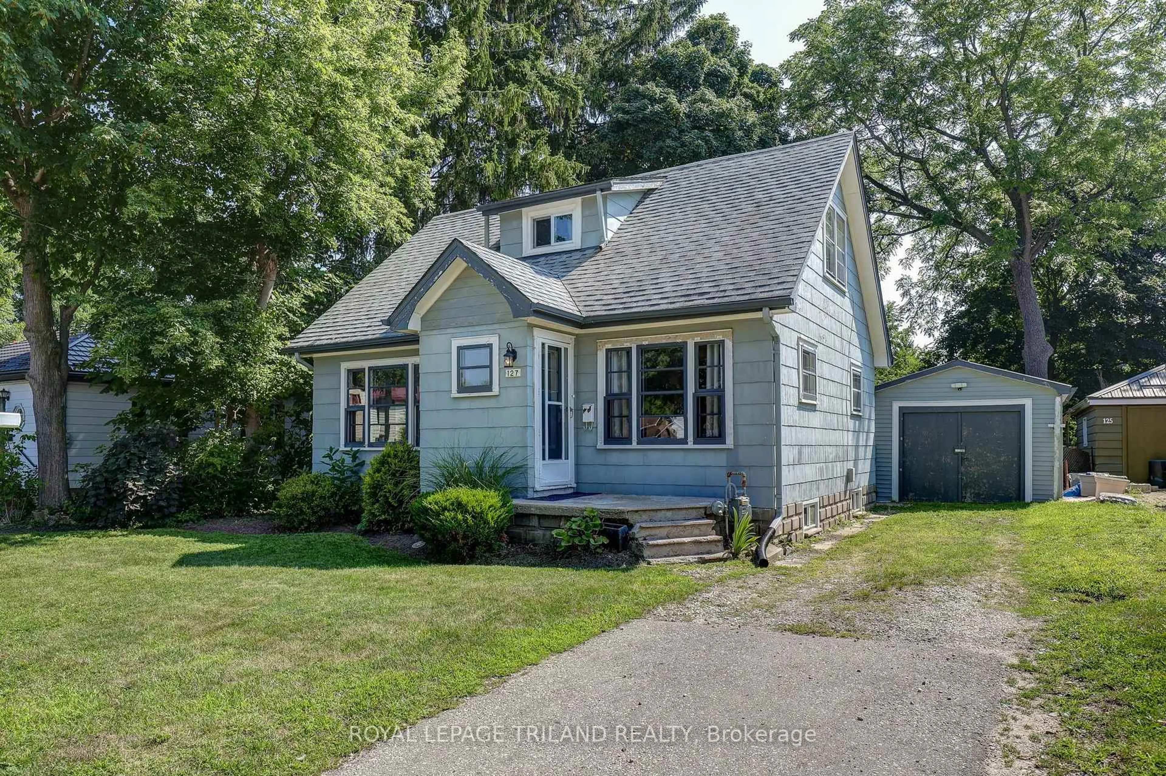 Home with vinyl exterior material, street for 127 Hughes St, St. Thomas Ontario N5P 2Z3
