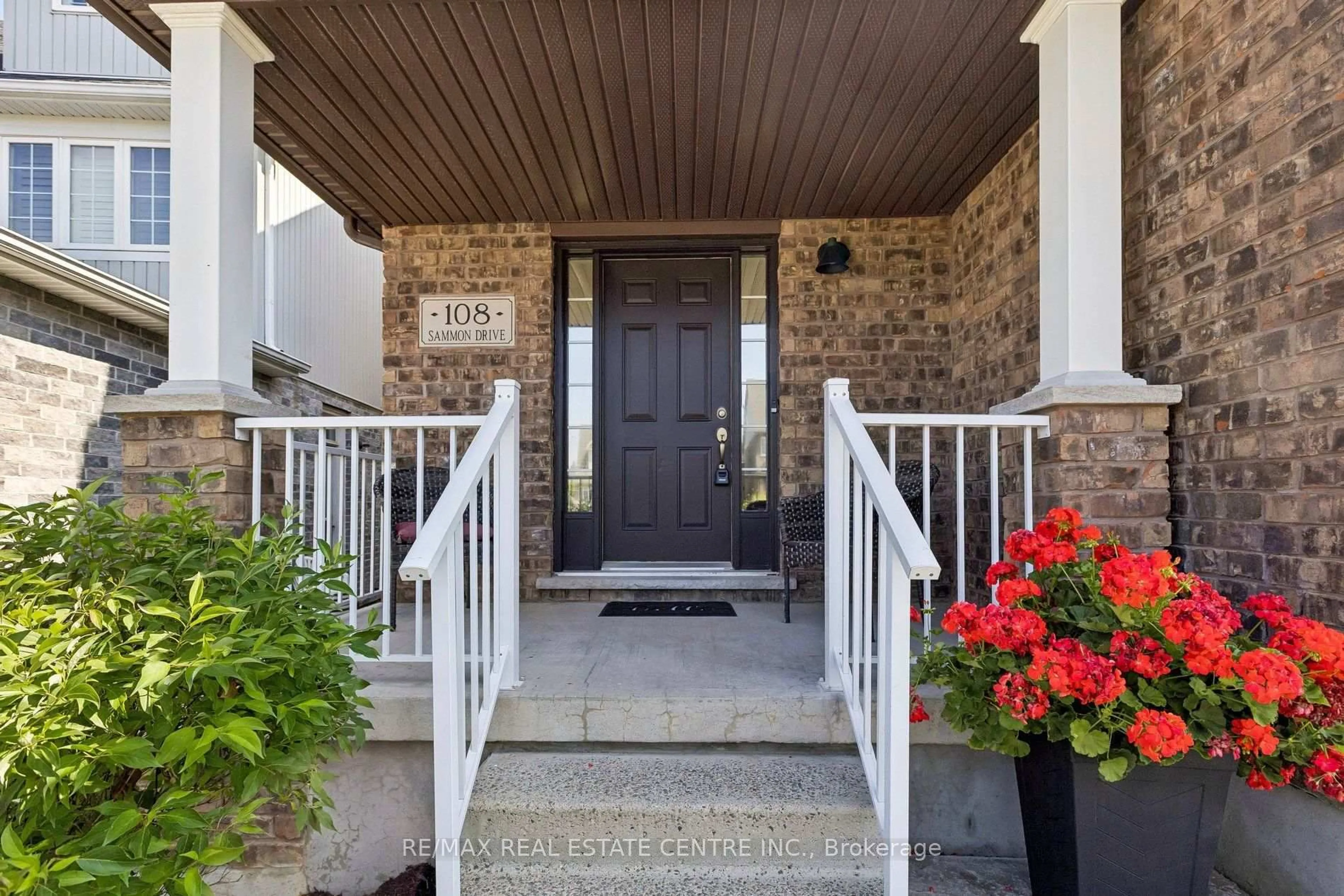 Indoor entryway for 108 Sammon Dr, Guelph/Eramosa Ontario N0B 2K0