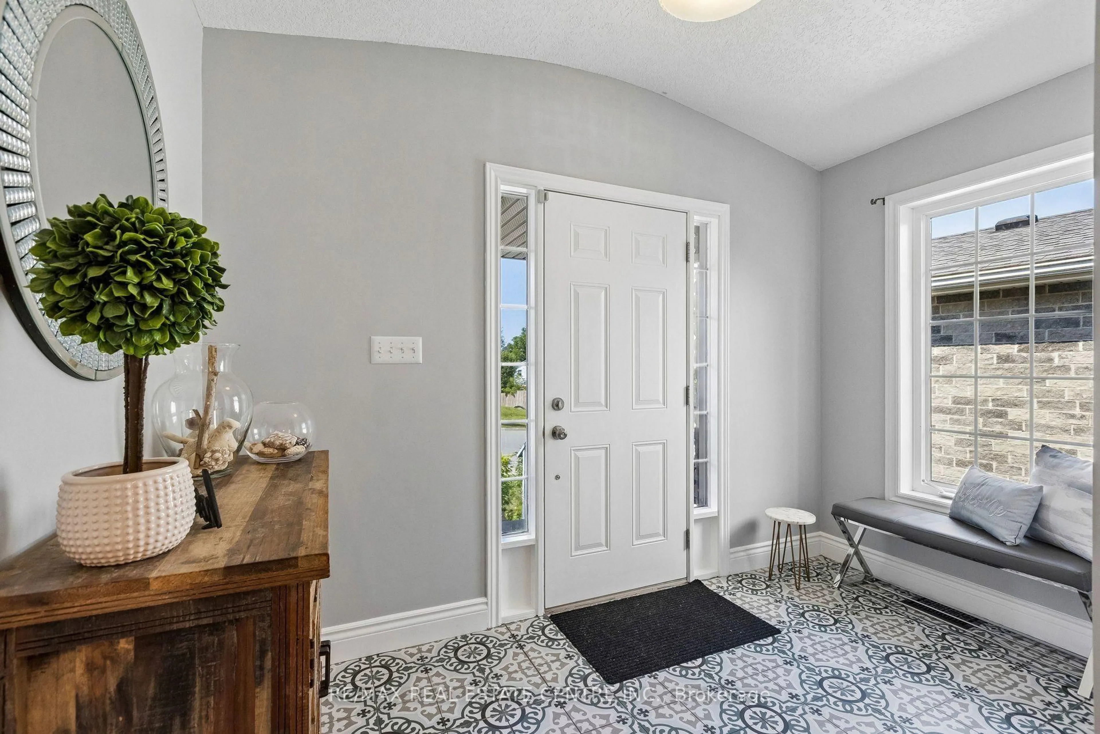 Indoor entryway for 108 Sammon Dr, Guelph/Eramosa Ontario N0B 2K0