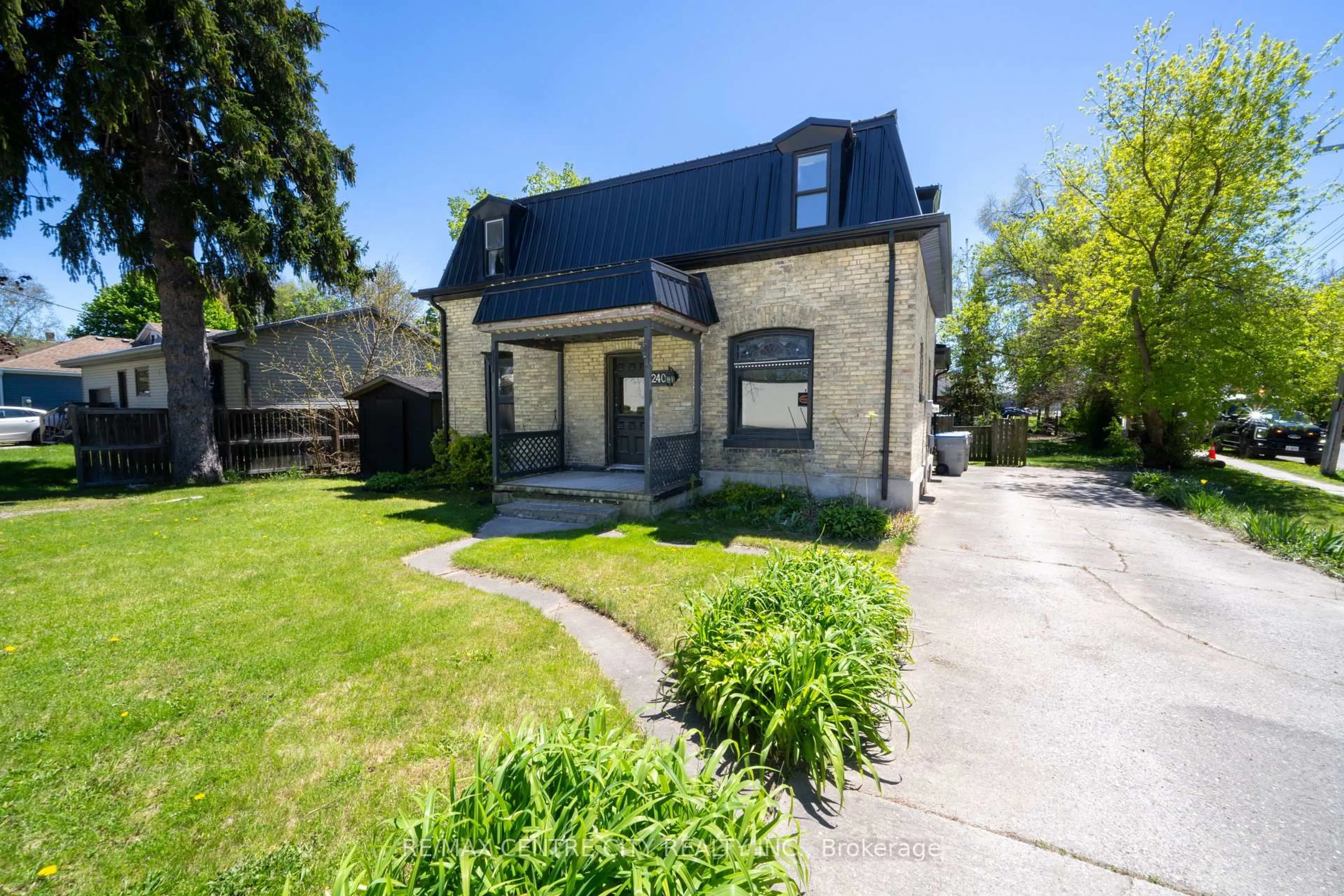 A pic from outside/outdoor area/front of a property/back of a property/a pic from drone, street for 240 Maitland St, Strathroy-Caradoc Ontario N7G 1S9