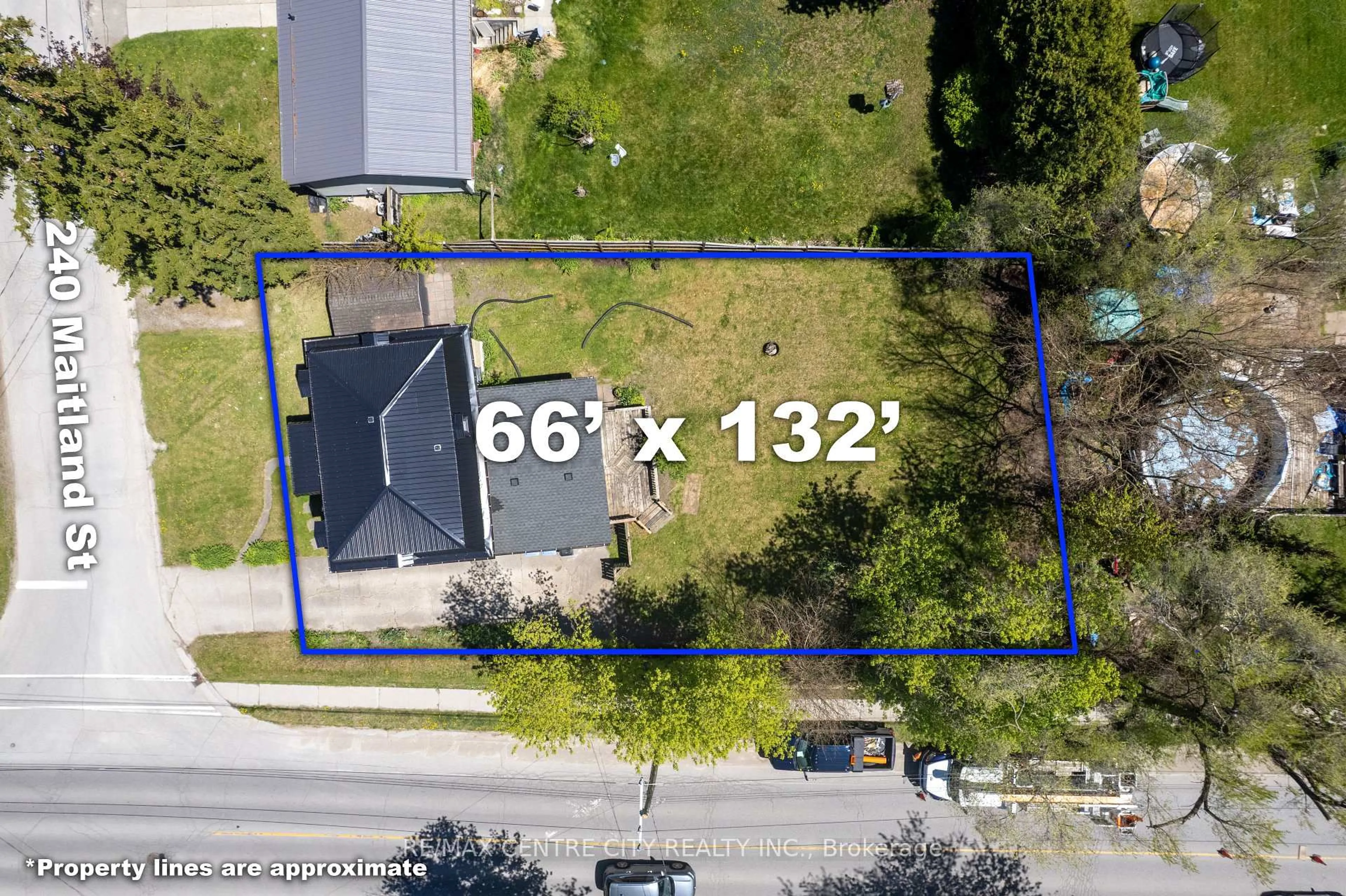 A pic from outside/outdoor area/front of a property/back of a property/a pic from drone, street for 240 Maitland St, Strathroy-Caradoc Ontario N7G 1S9