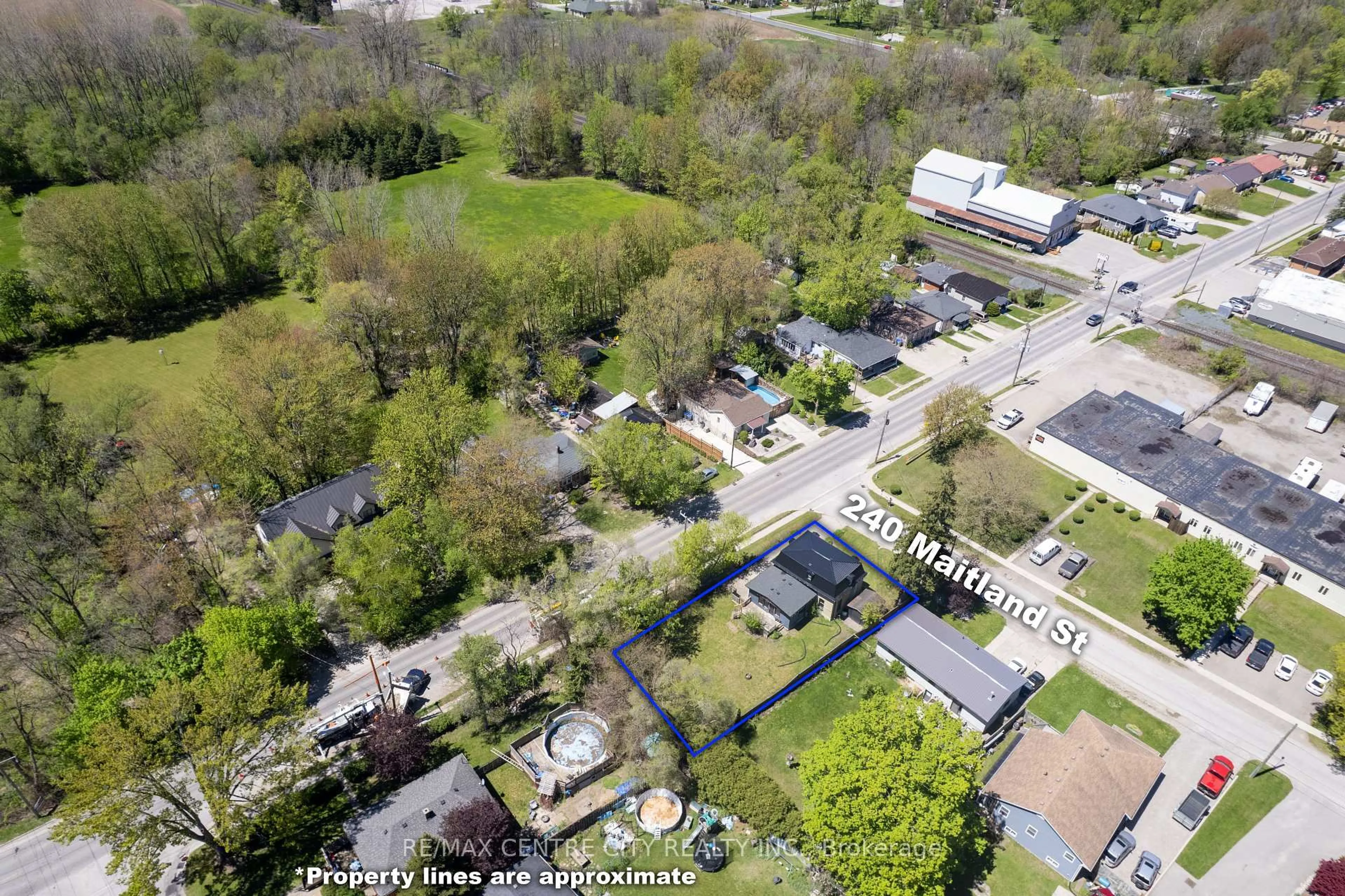 A pic from outside/outdoor area/front of a property/back of a property/a pic from drone, street for 240 Maitland St, Strathroy-Caradoc Ontario N7G 1S9