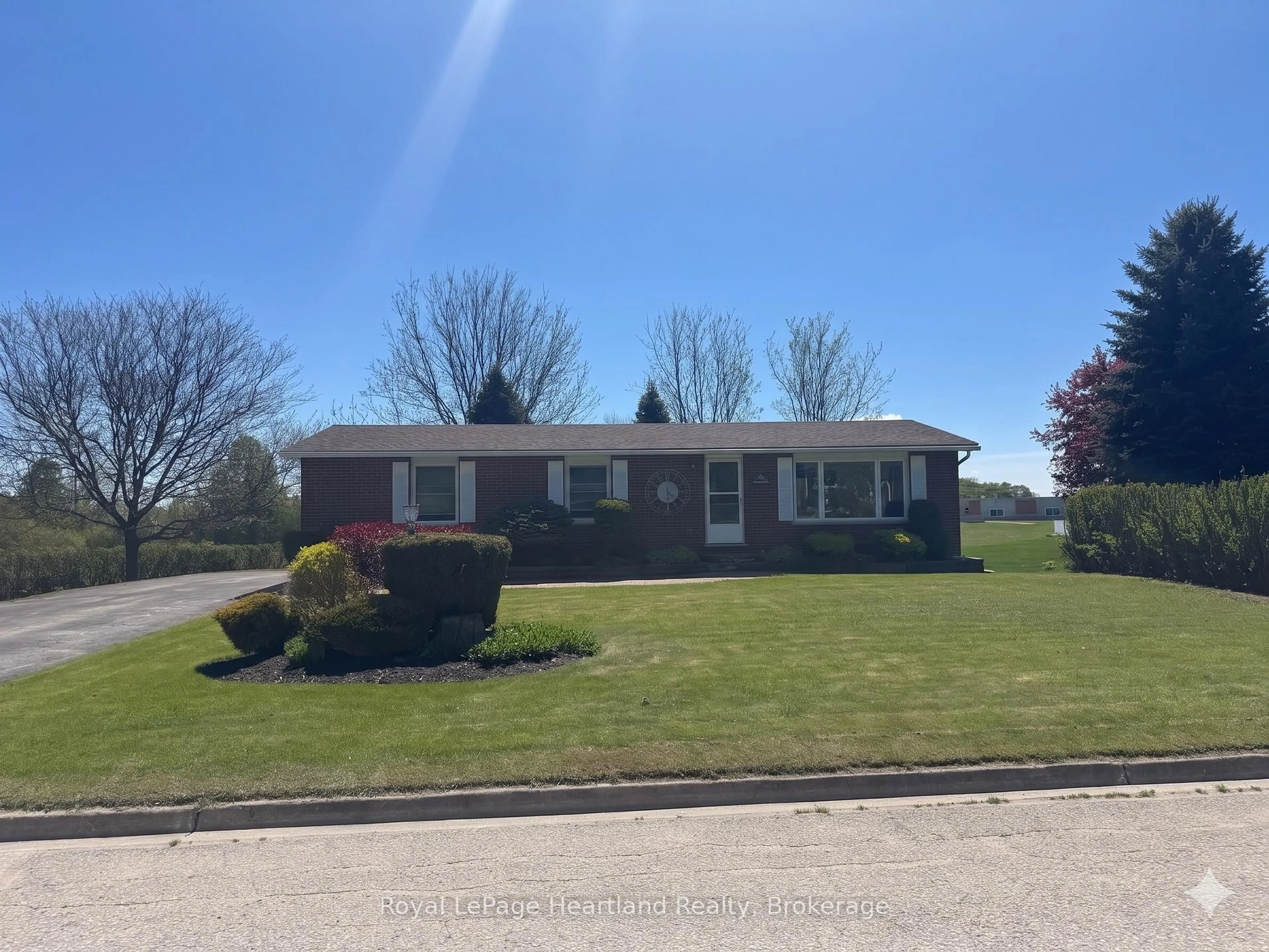 A pic from outside/outdoor area/front of a property/back of a property/a pic from drone, unknown for 284 MANOR Rd, North Huron Ontario N0G 2W0