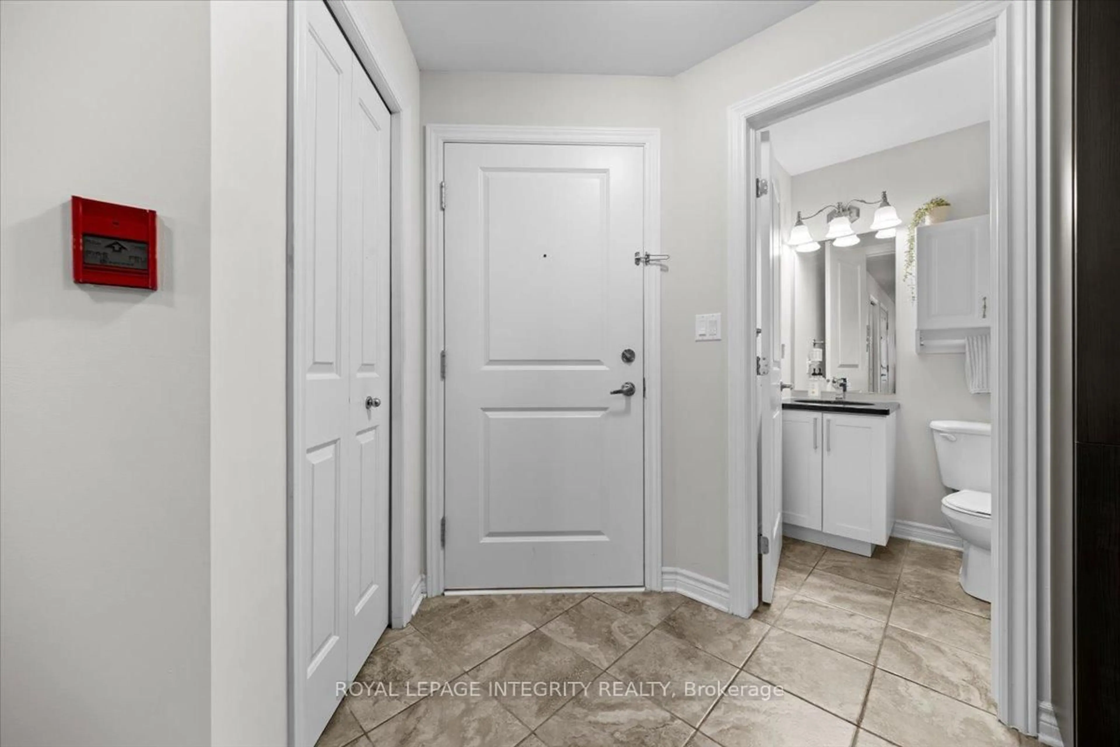 Indoor entryway for 100 Prestige Circ #5, Ottawa Ontario K4A 0Y1