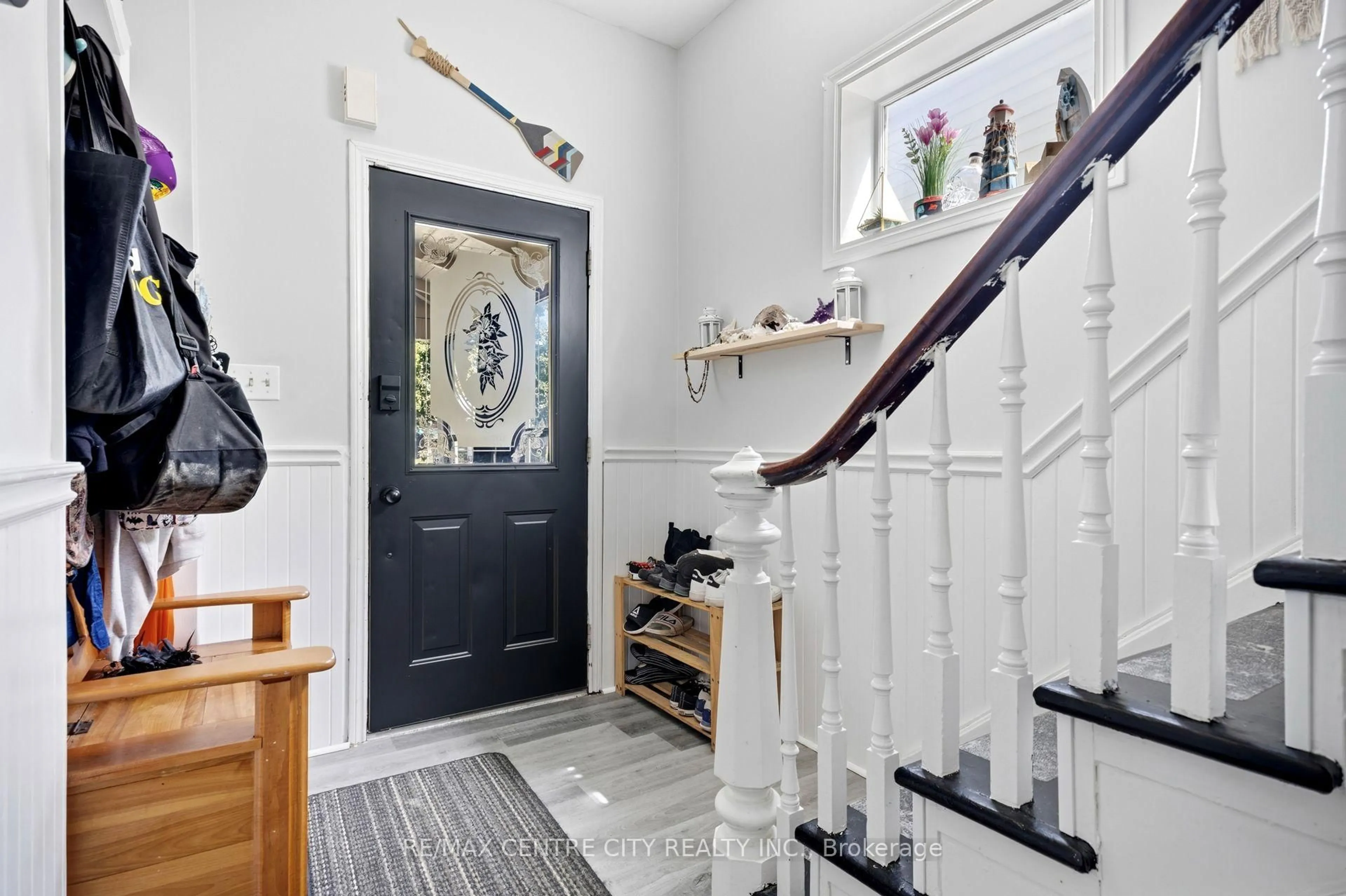 Indoor entryway for 56 Mitchell St, St. Thomas Ontario N5R 2T9