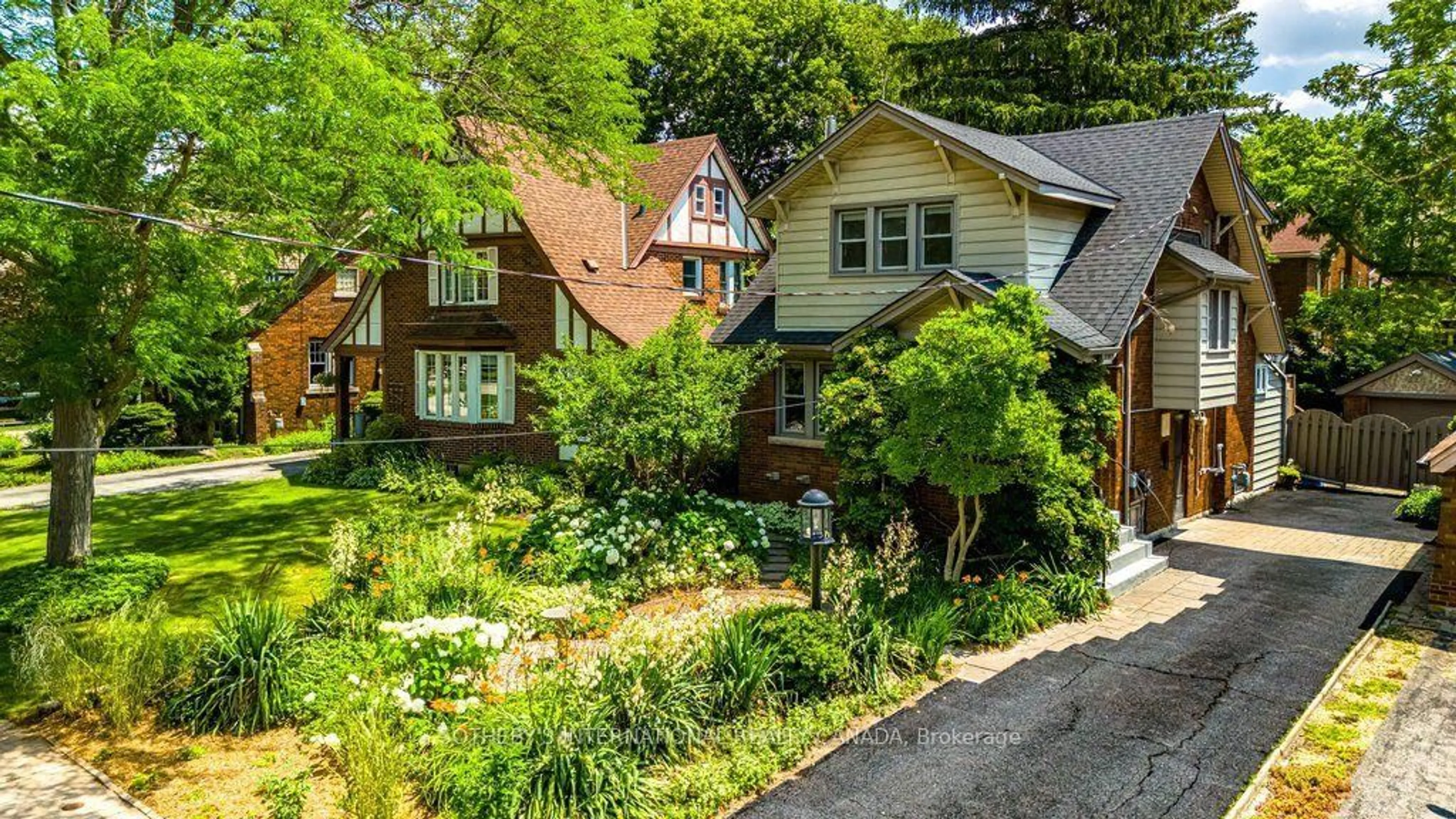A pic from outside/outdoor area/front of a property/back of a property/a pic from drone, street for 100 Dalewood Cres, Hamilton Ontario L8S 4B7