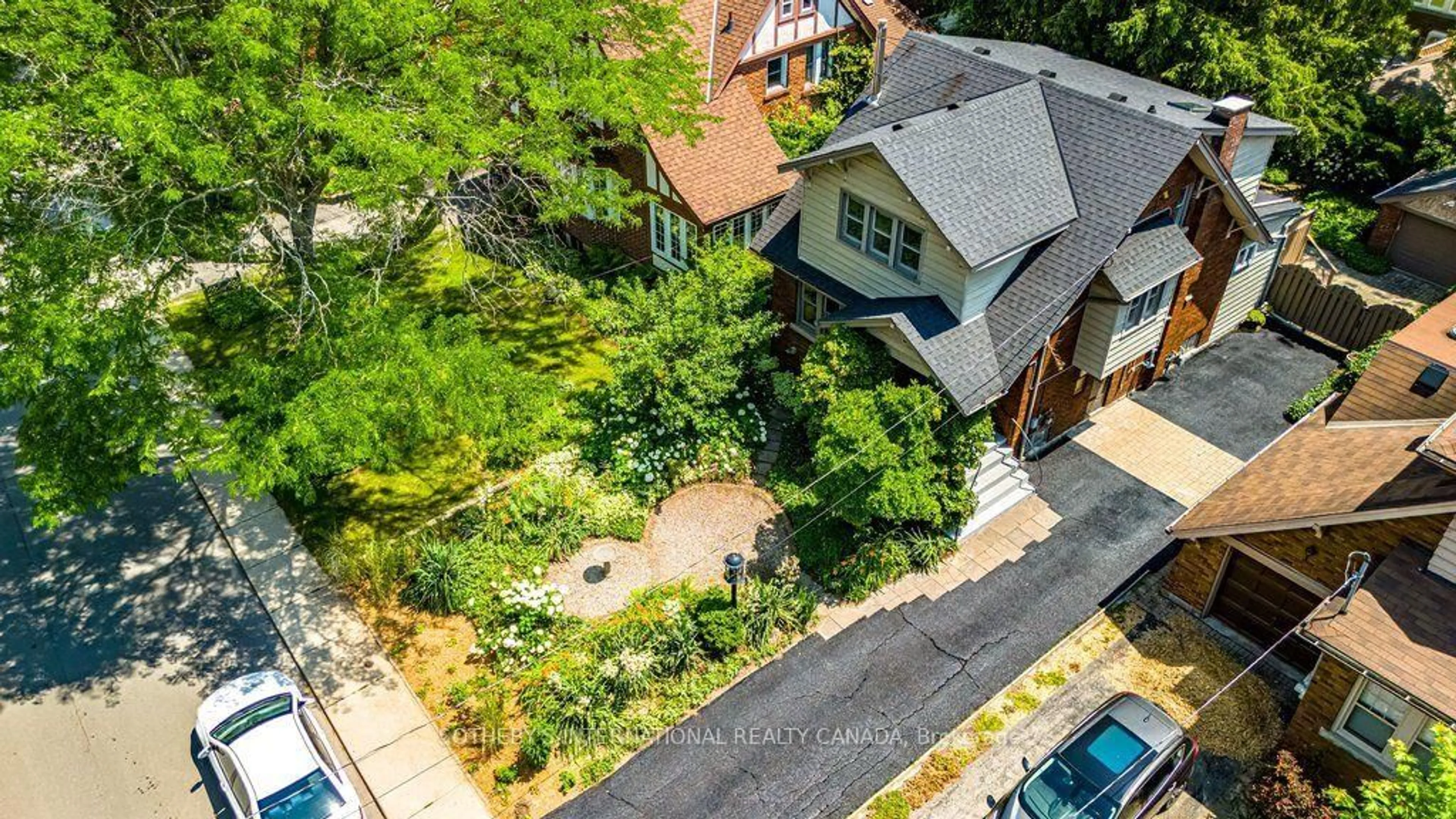 A pic from outside/outdoor area/front of a property/back of a property/a pic from drone, unknown for 100 Dalewood Cres, Hamilton Ontario L8S 4B7