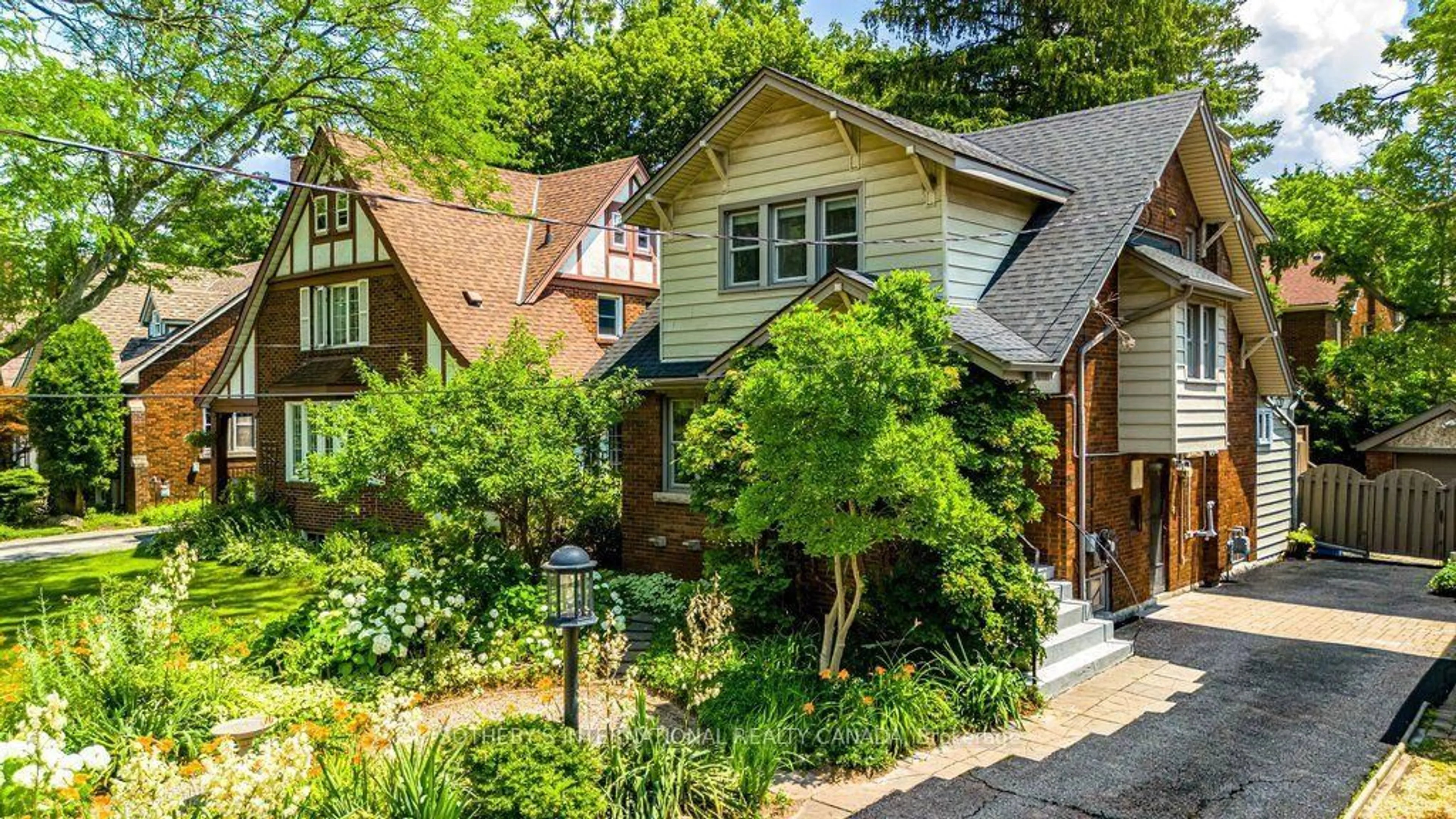Home with brick exterior material, street for 100 Dalewood Cres, Hamilton Ontario L8S 4B7