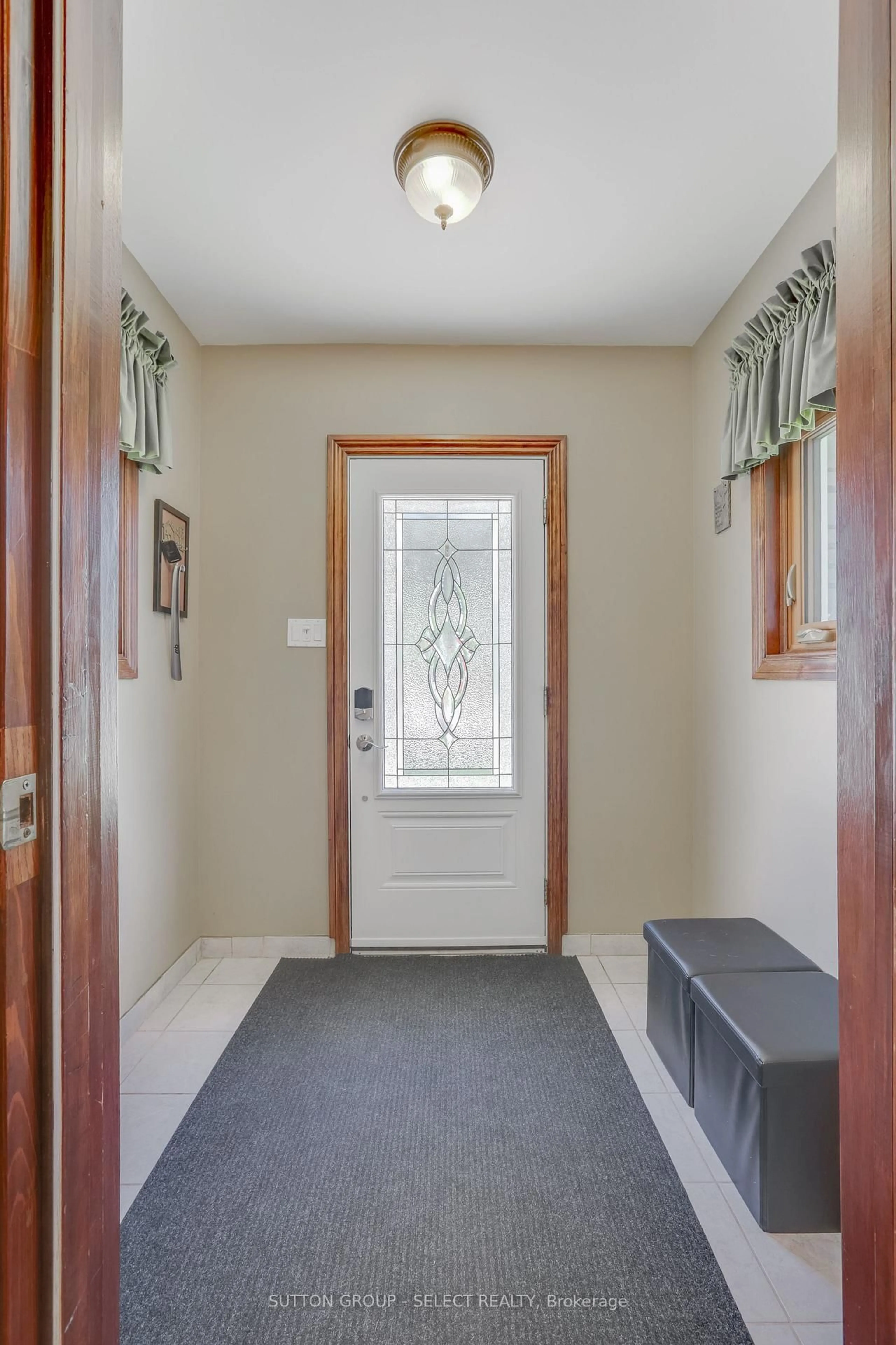 Indoor entryway for 1054 Chippewa Dr, London East Ontario N5V 2T7