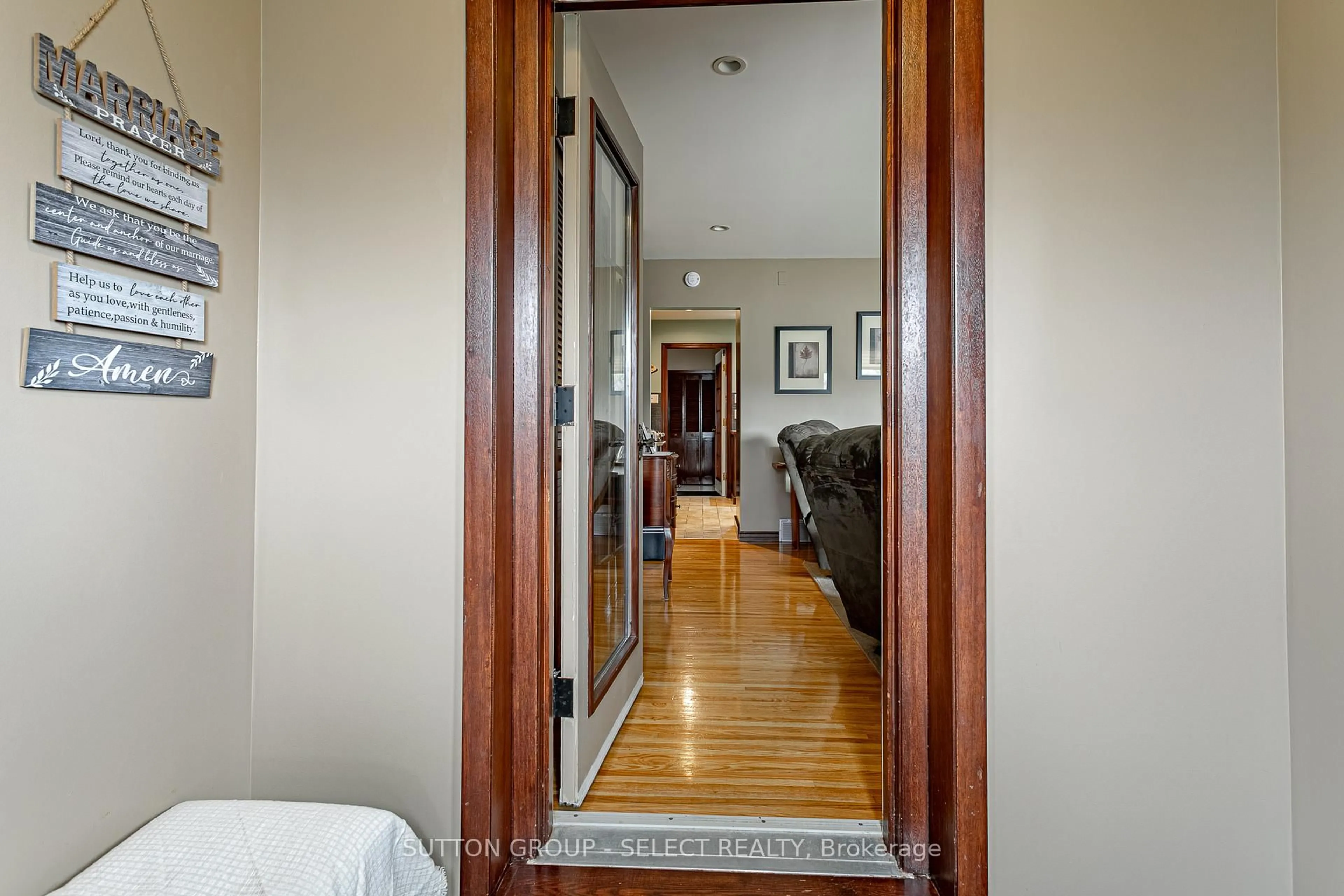 Indoor foyer for 1054 Chippewa Dr, London East Ontario N5V 2T7