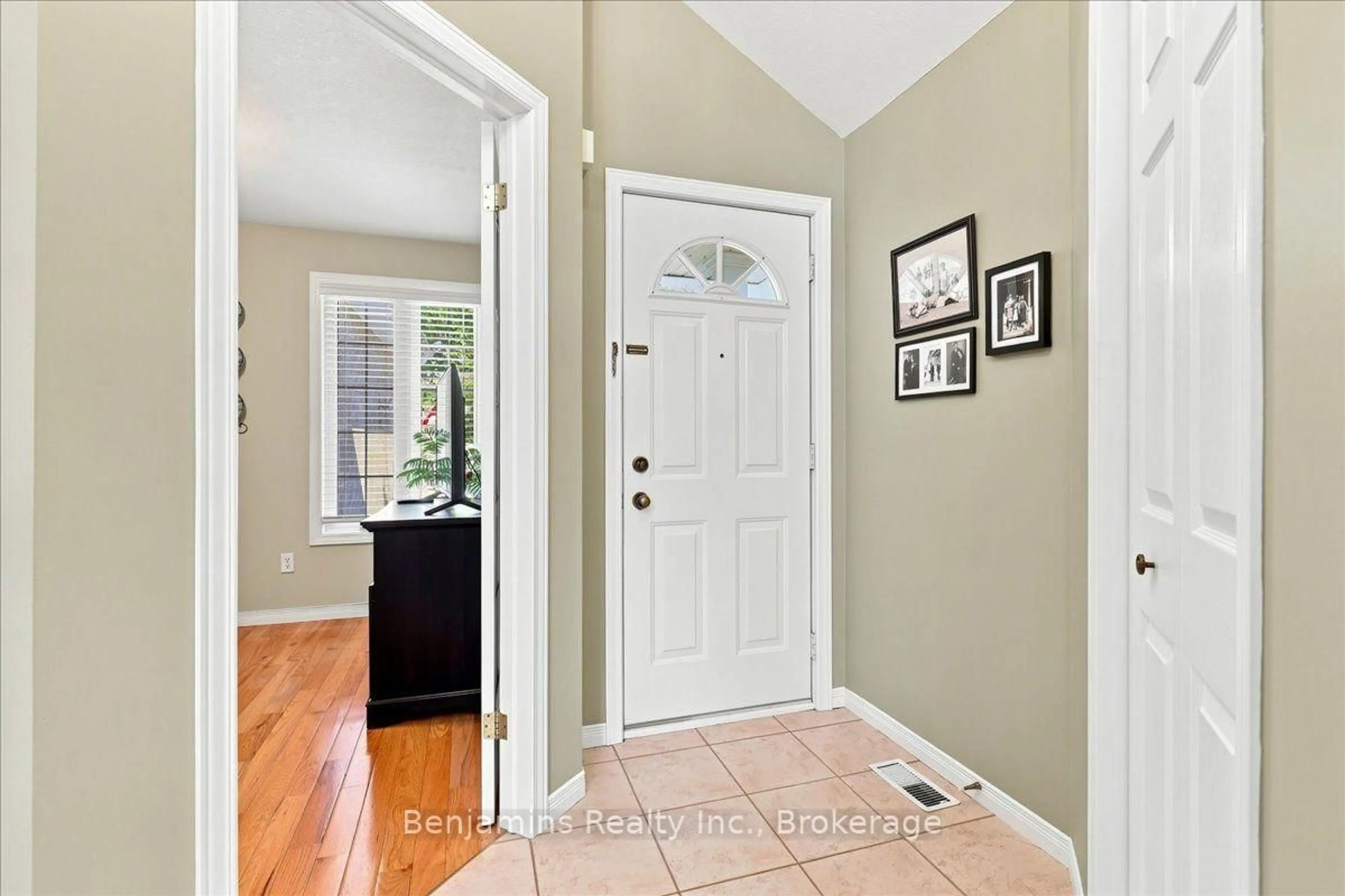 Indoor entryway for 1550 Gordon St #18, Guelph Ontario N1L 1C7