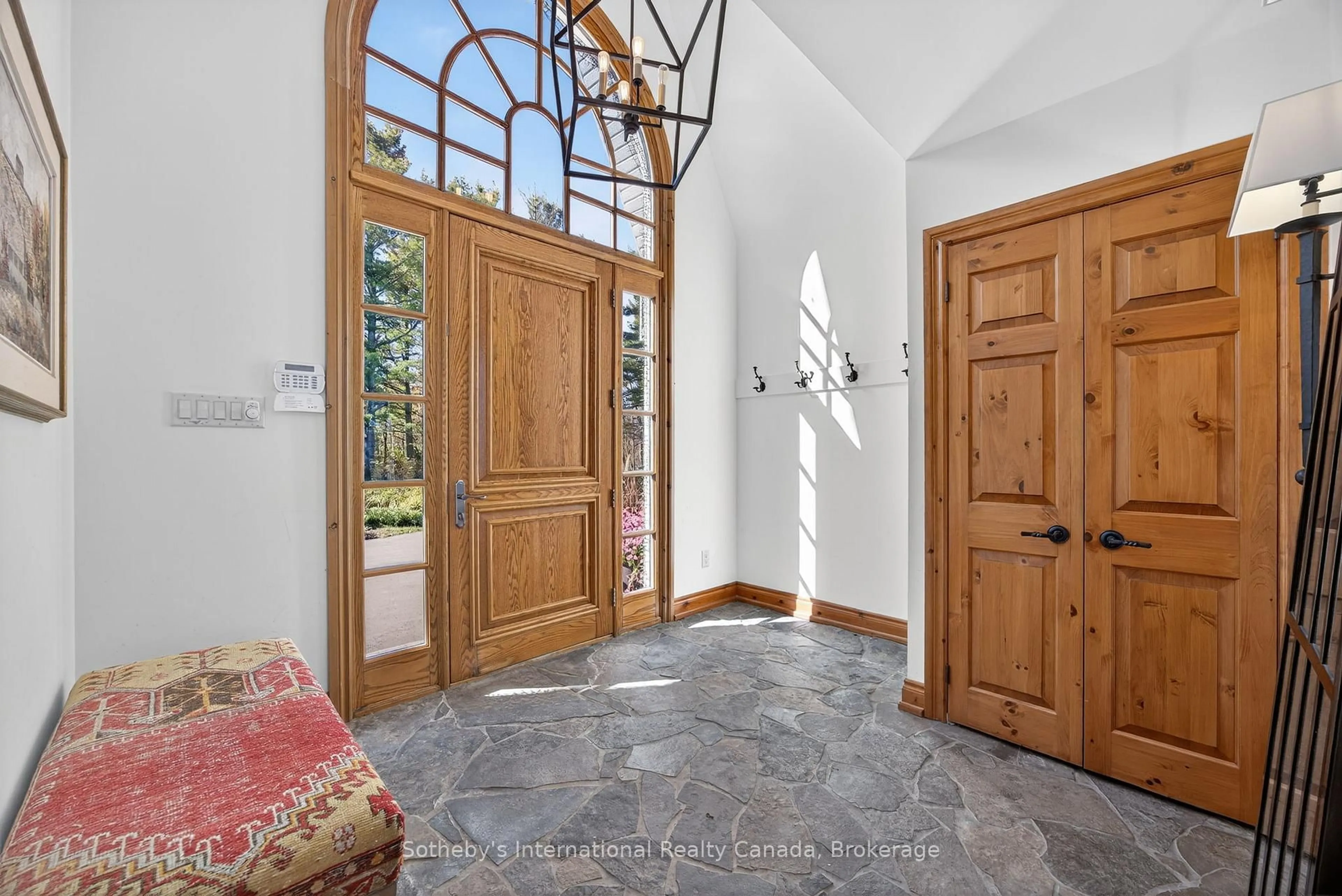 Indoor entryway for 589374 19 Grey Rd, Blue Mountains Ontario L9Y 0R6