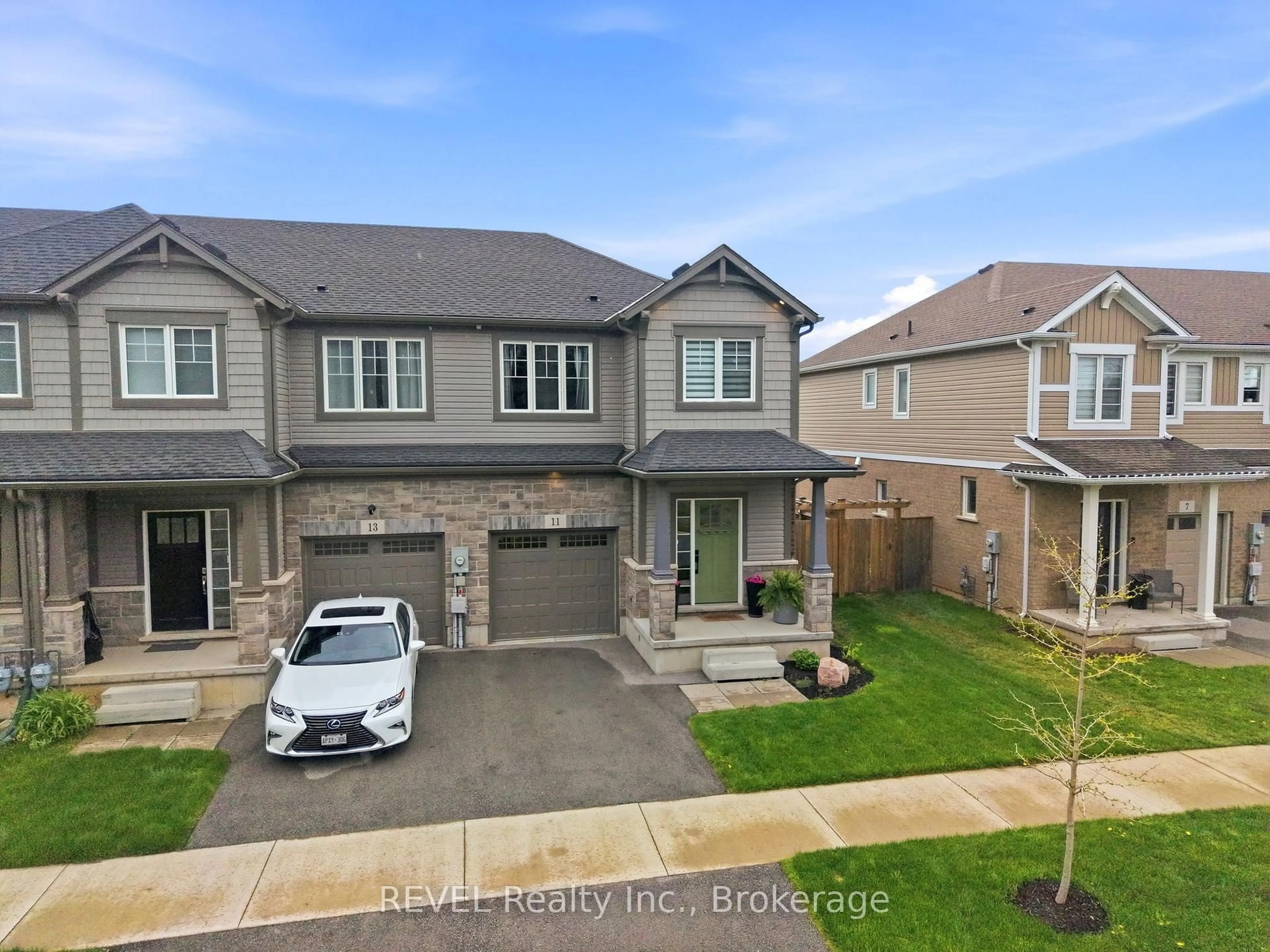 A pic from outside/outdoor area/front of a property/back of a property/a pic from drone, street for 11 Lymburner St, Pelham Ontario L0S 1E6