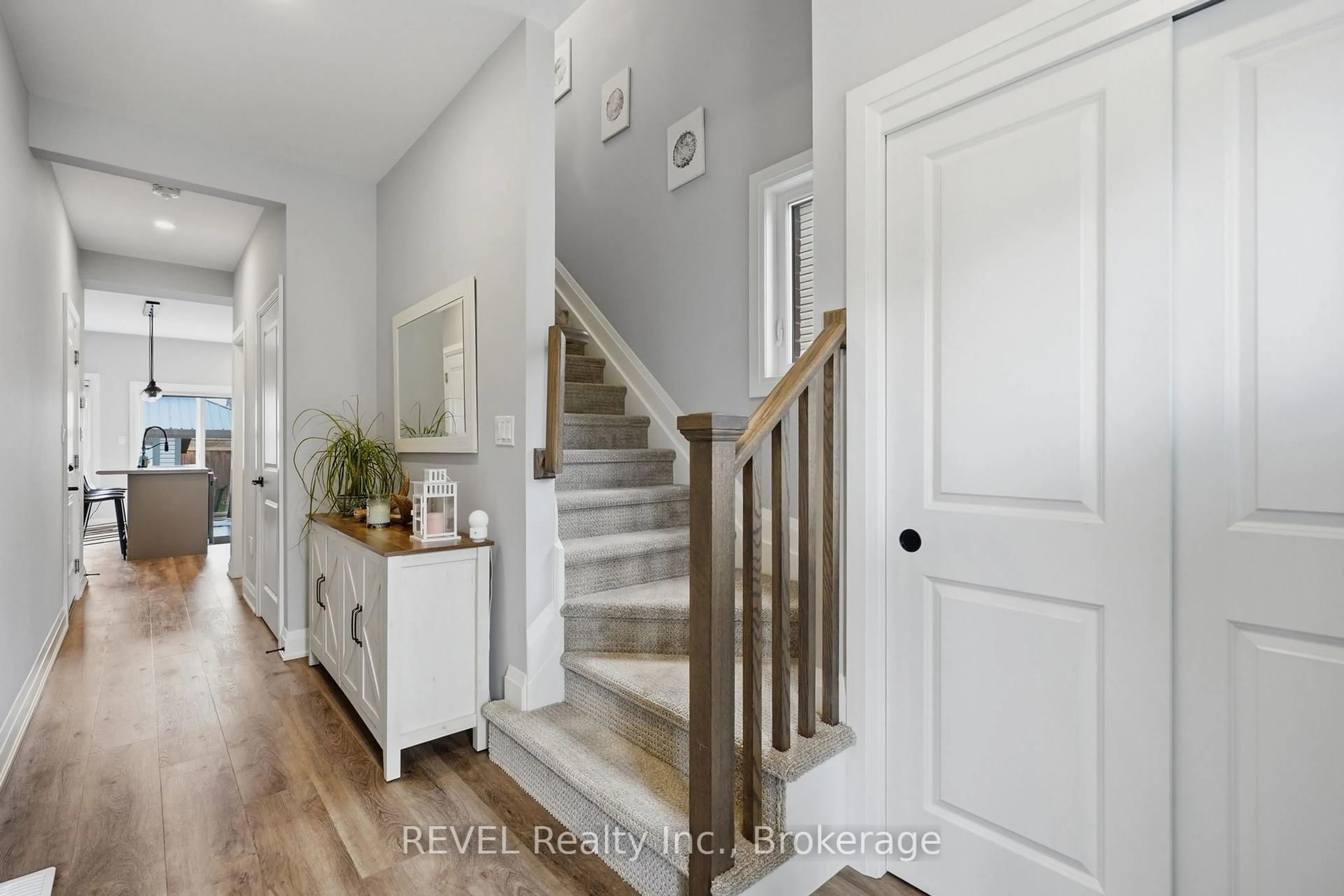 Indoor entryway for 11 Lymburner St, Pelham Ontario L0S 1E6