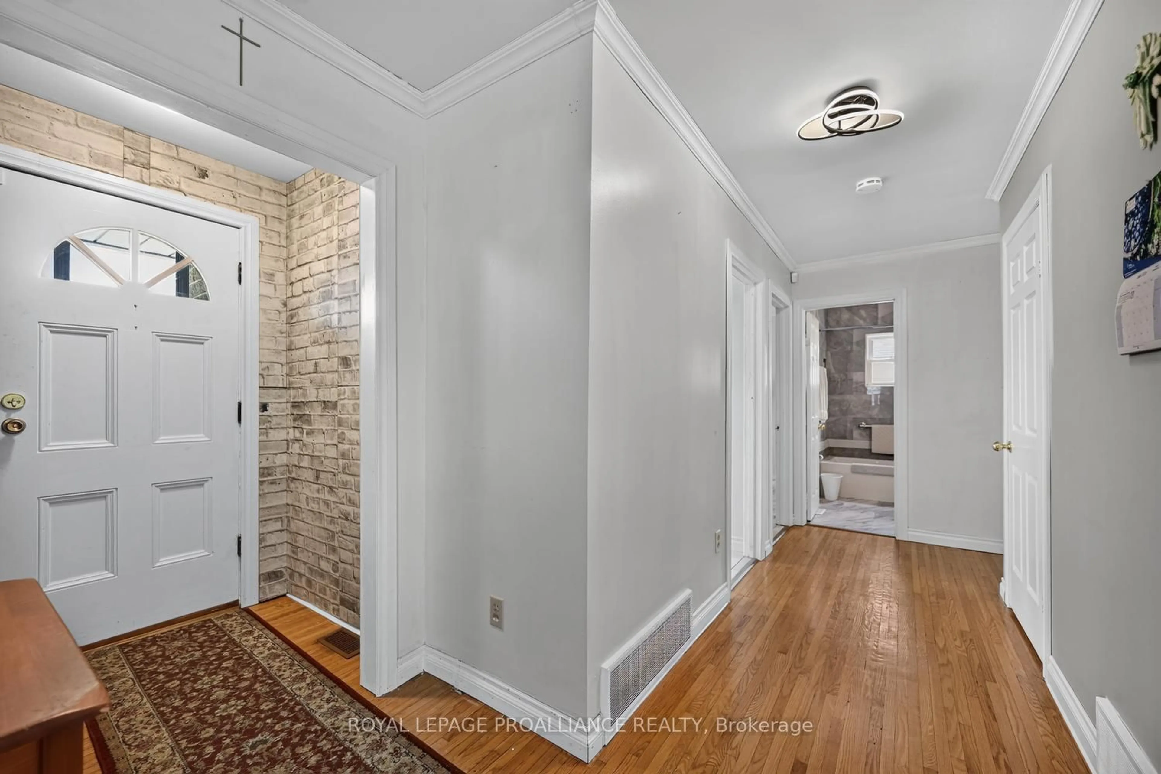 Indoor entryway for 40 Aldershot Ave, Brockville Ontario K6V 2P8