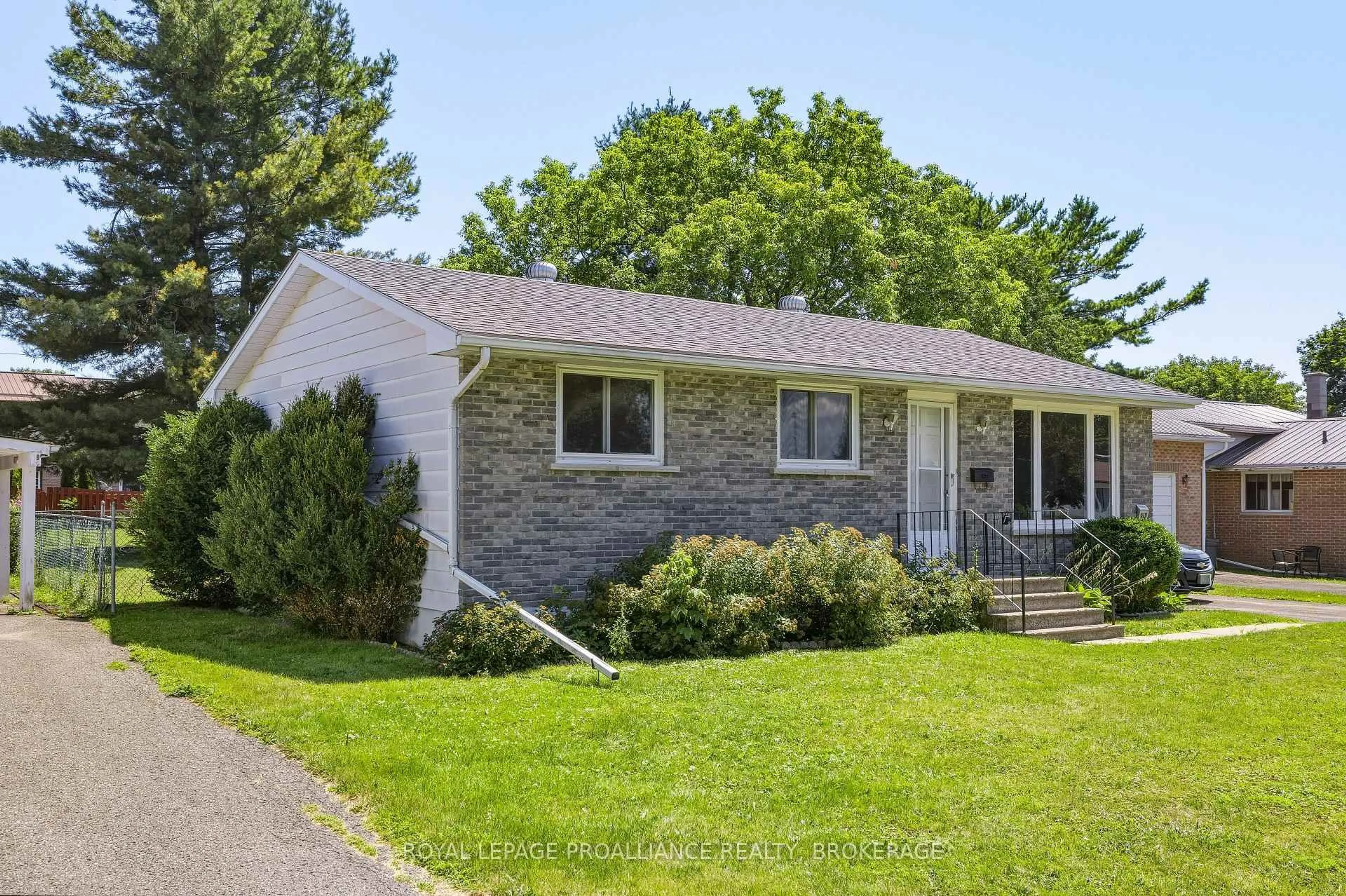 Home with vinyl exterior material, street for 367 Georgiana St, Gananoque Ontario K7G 1N1