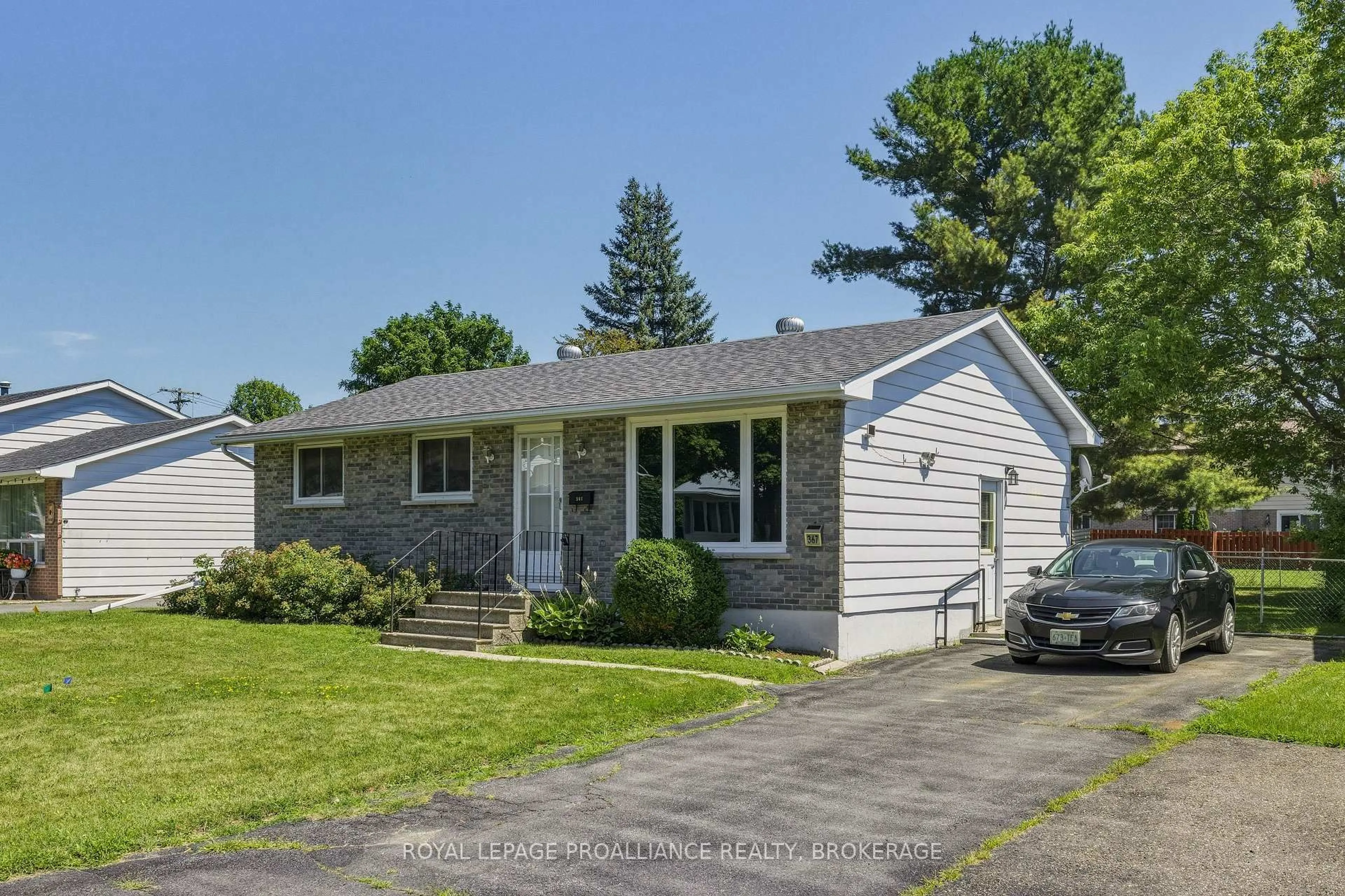 Home with vinyl exterior material, street for 367 Georgiana St, Gananoque Ontario K7G 1N1