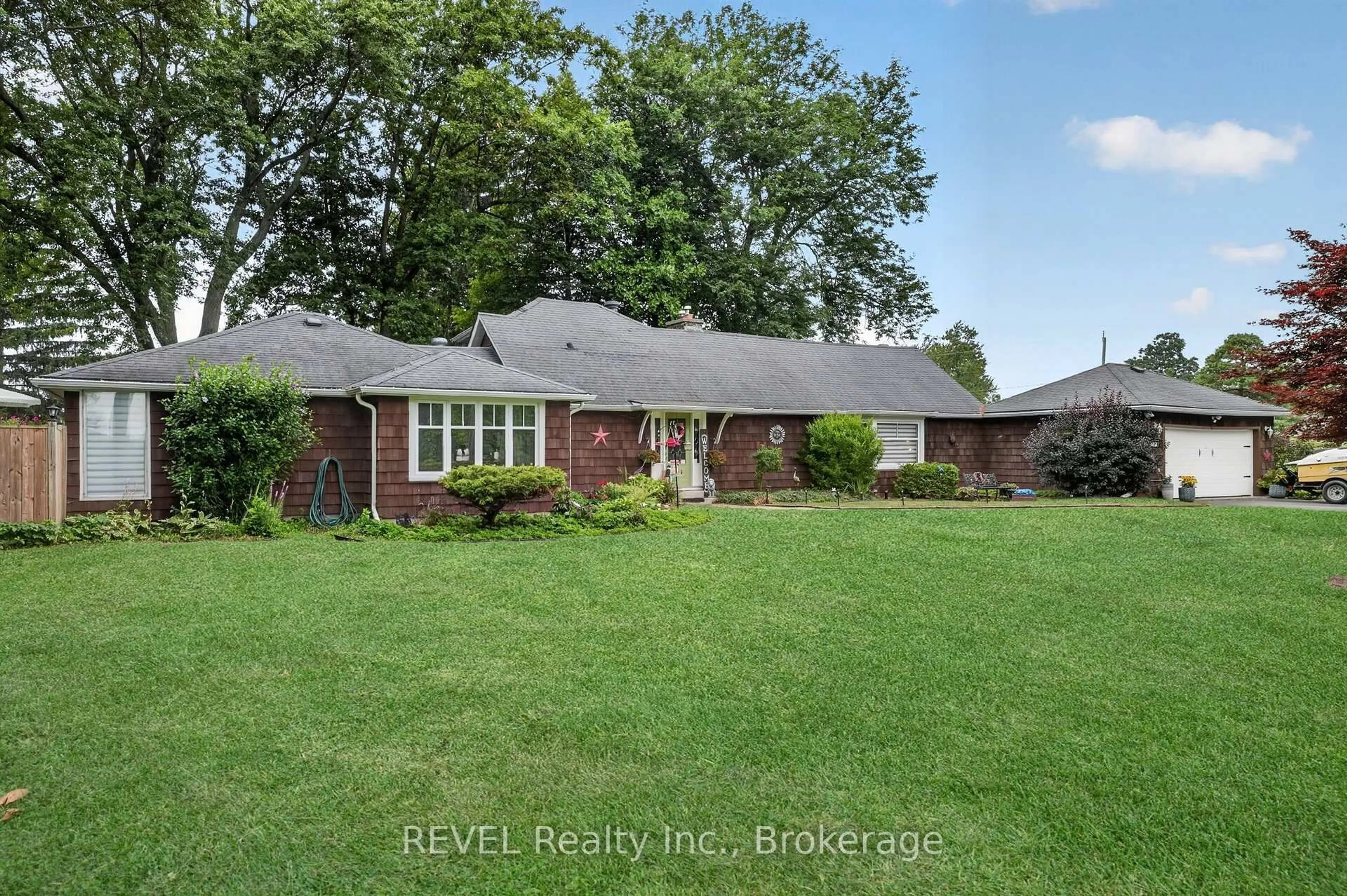 A pic from outside/outdoor area/front of a property/back of a property/a pic from drone, street for 2631 THOMPSON Rd, Fort Erie Ontario L2A 5M4