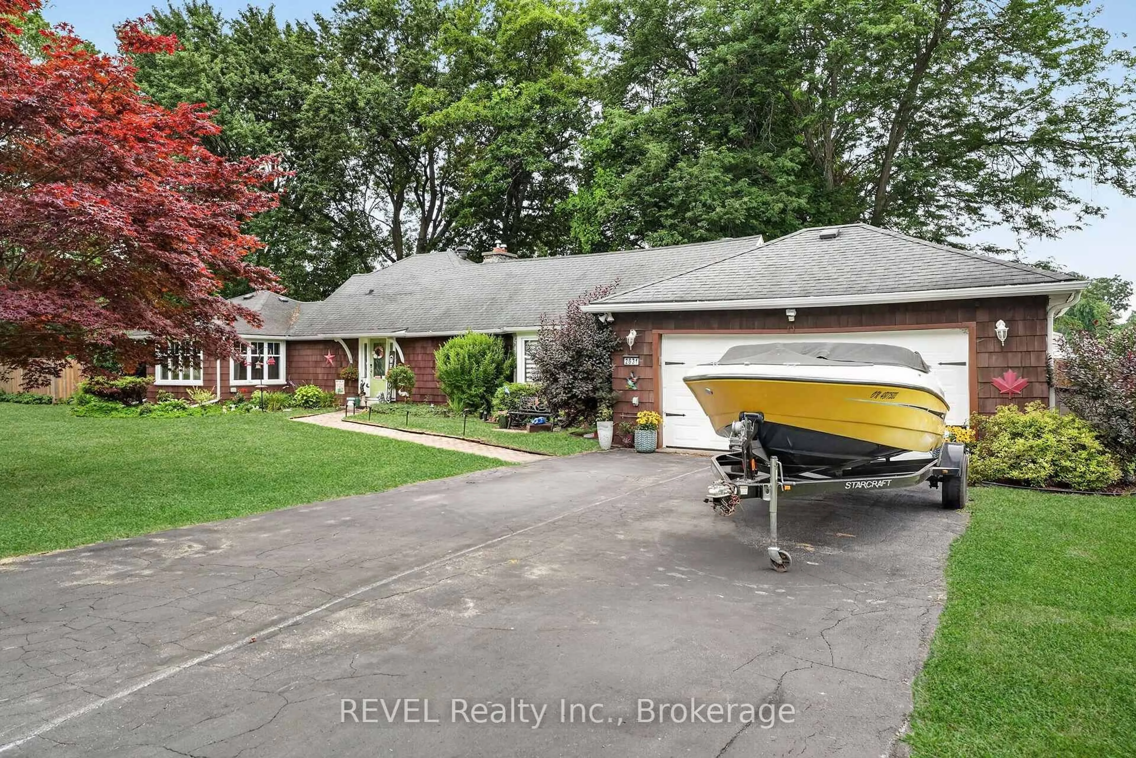 A pic from outside/outdoor area/front of a property/back of a property/a pic from drone, water/lake/river/ocean view for 2631 THOMPSON Rd, Fort Erie Ontario L2A 5M4