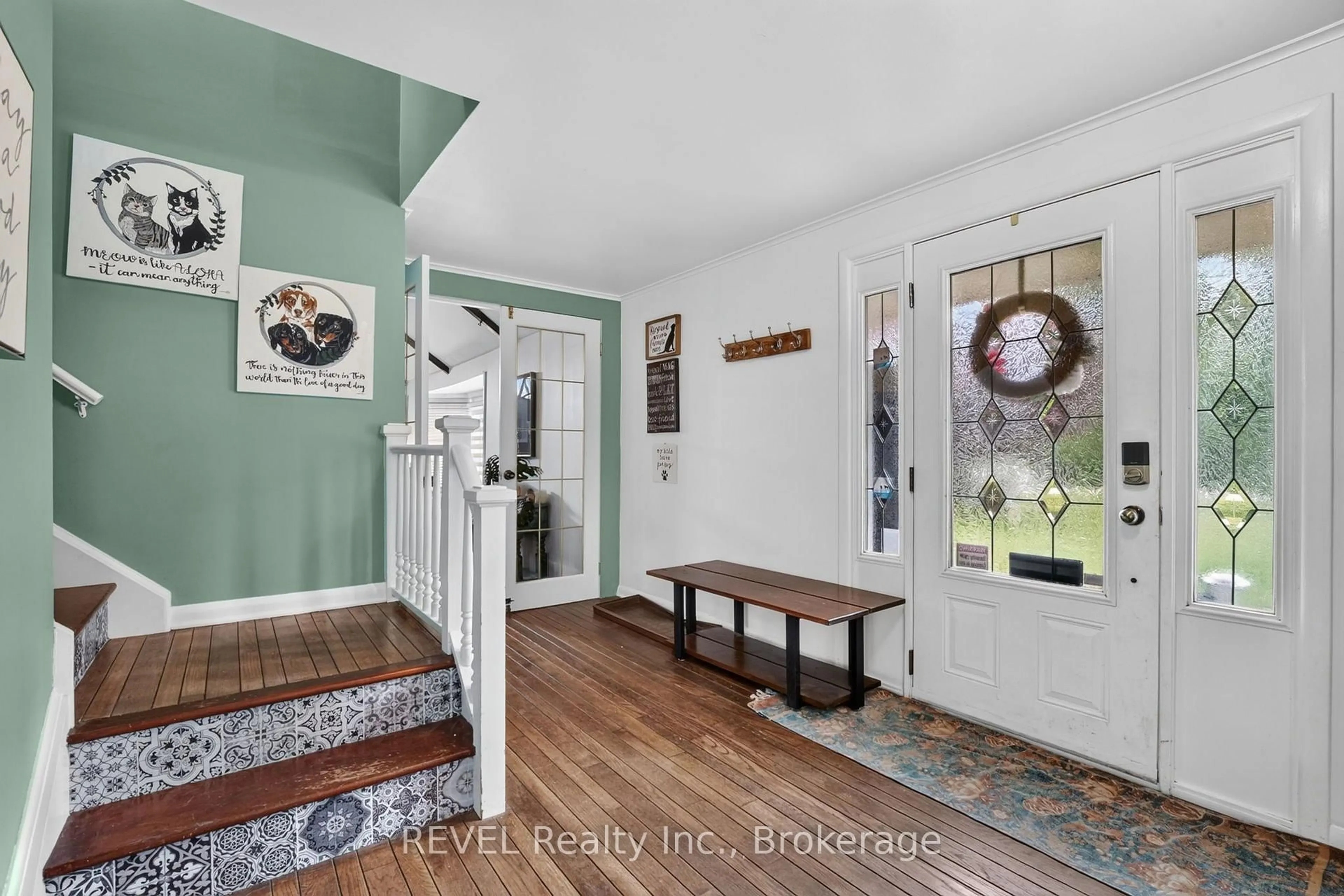 Indoor entryway for 2631 THOMPSON Rd, Fort Erie Ontario L2A 5M4