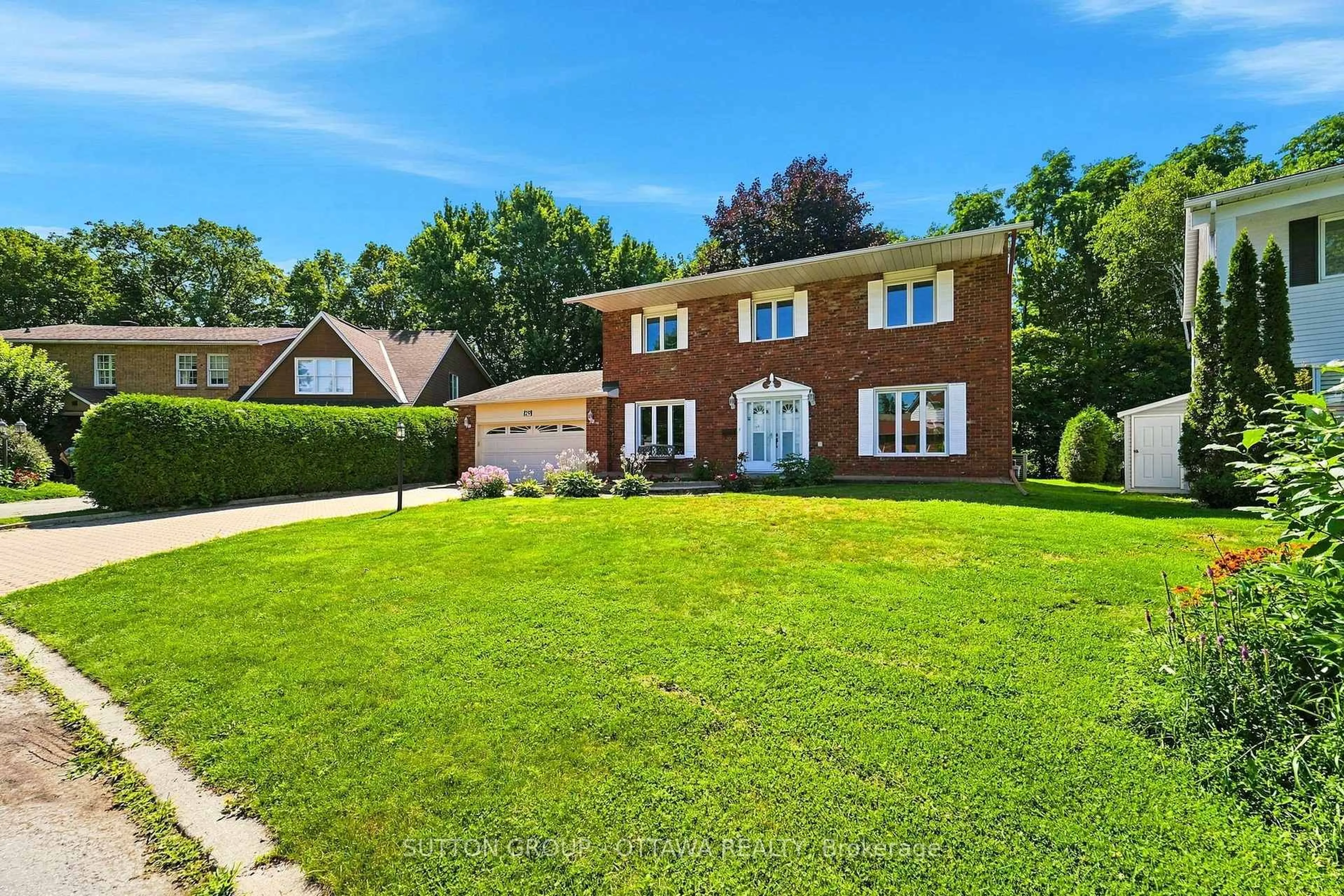 A pic from outside/outdoor area/front of a property/back of a property/a pic from drone, street for 29 Chesswood Crt, Ottawa Ontario K2E 7E3