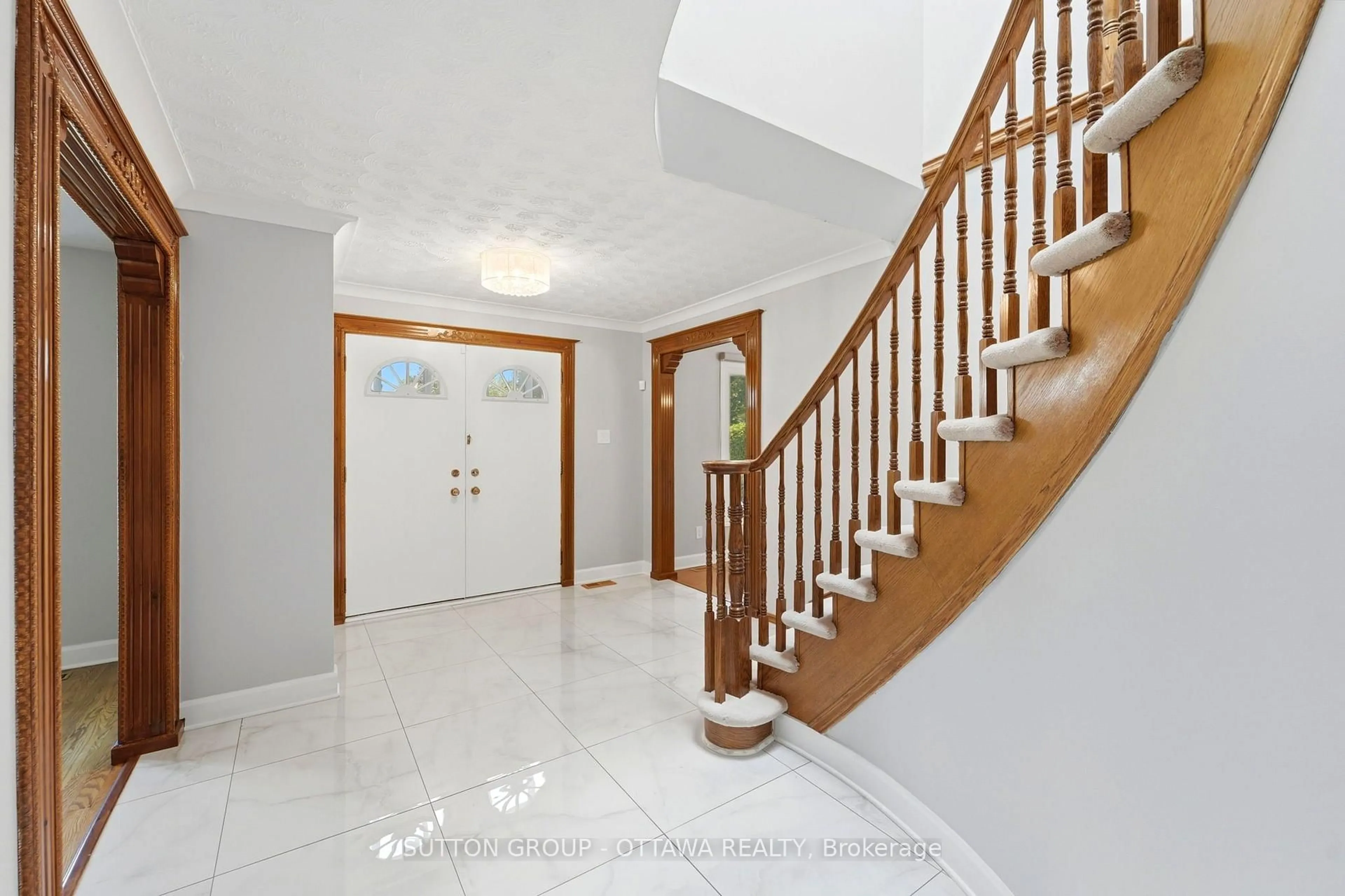 Indoor foyer for 29 Chesswood Crt, Ottawa Ontario K2E 7E3