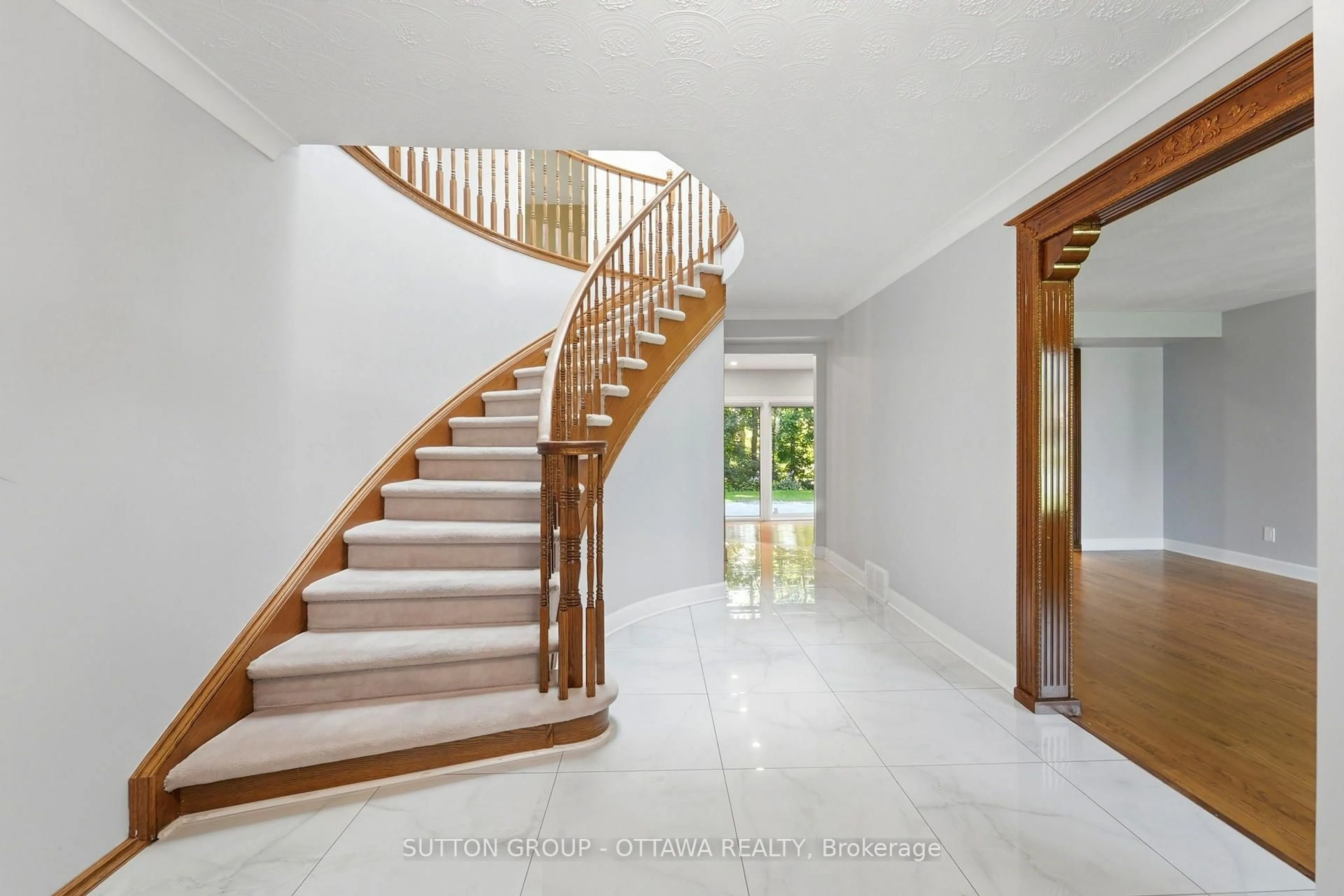 Stairs for 29 Chesswood Crt, Ottawa Ontario K2E 7E3