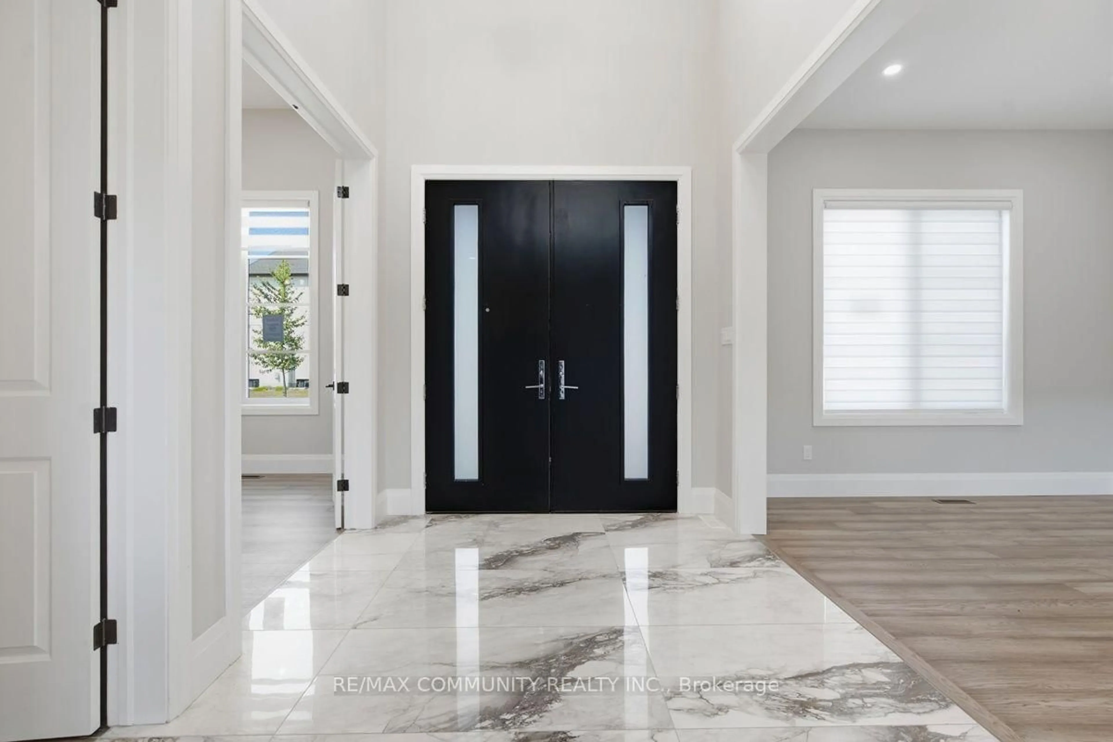 Indoor entryway for 451 Warner Terr, London North Ontario N6G 0E6