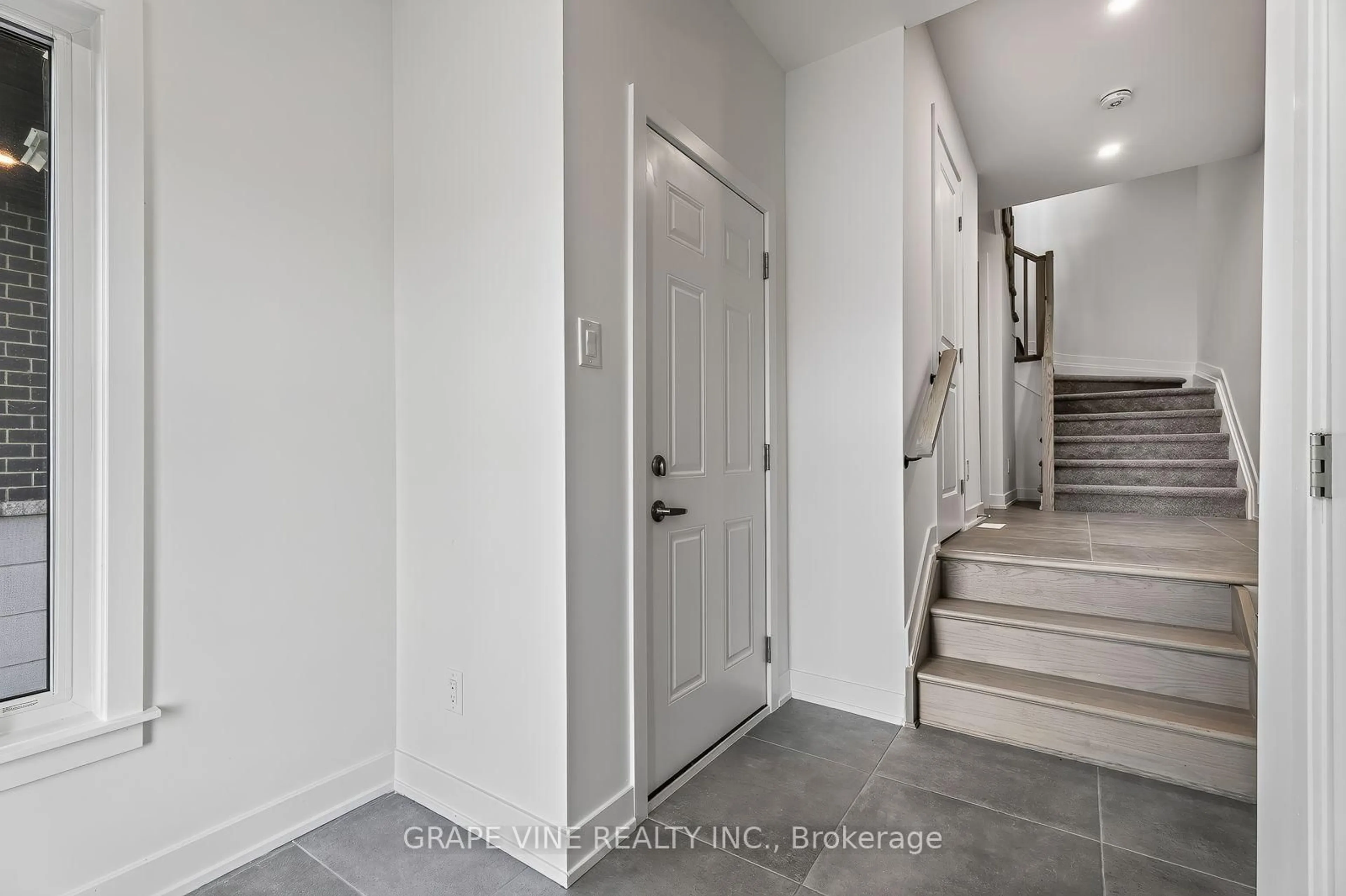Indoor entryway for 582 Arbia Rdge, Kanata Ontario K2S 2S4
