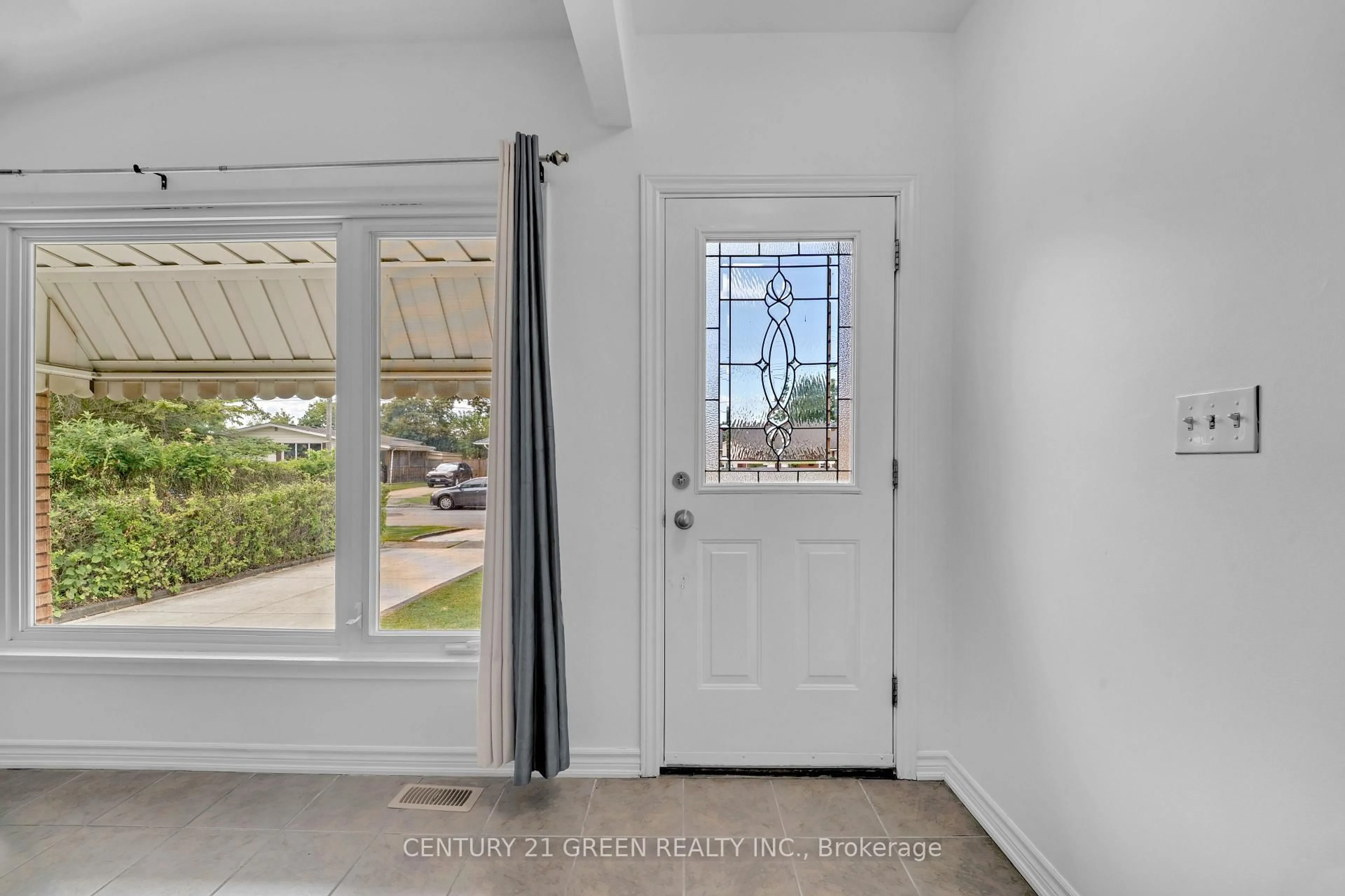 Indoor entryway for 7340 WILSON Cres, Niagara Falls Ontario L2G 4S1