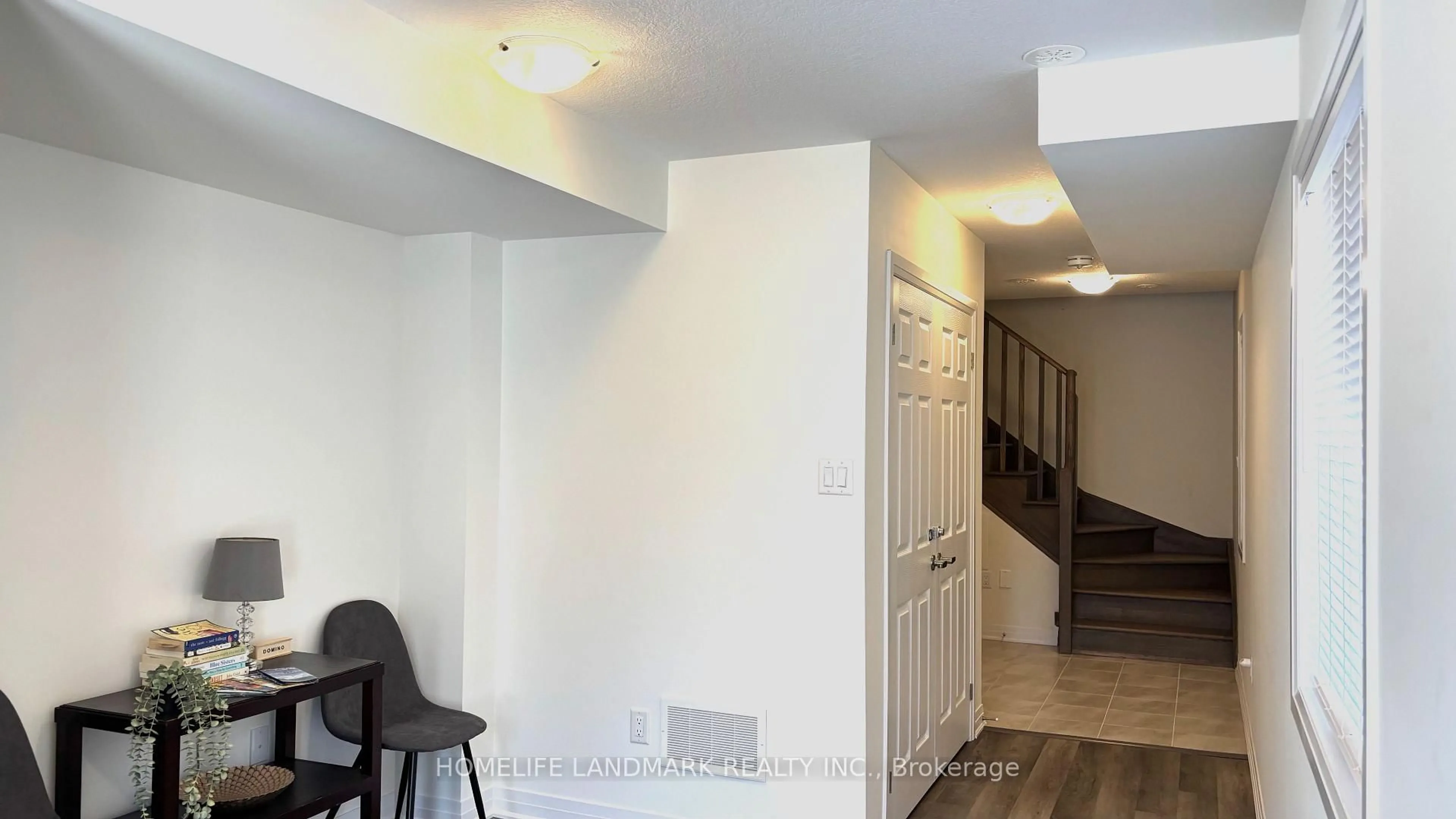 Indoor foyer for 19 Pogie Dr, Welland Ontario L3B 0P2