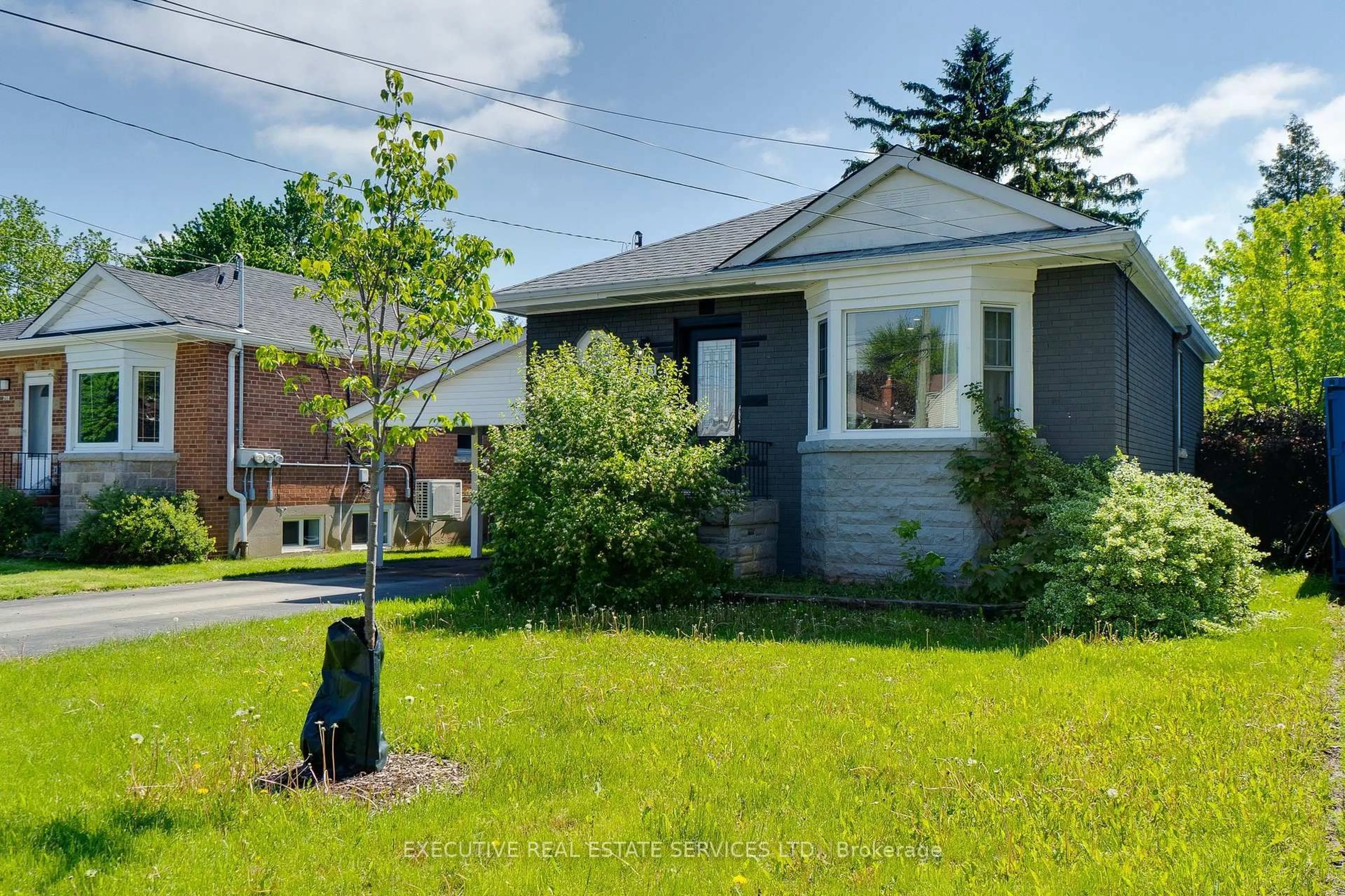 A pic from outside/outdoor area/front of a property/back of a property/a pic from drone, street for 213 East 32nd St, Hamilton Ontario L8V 3S3